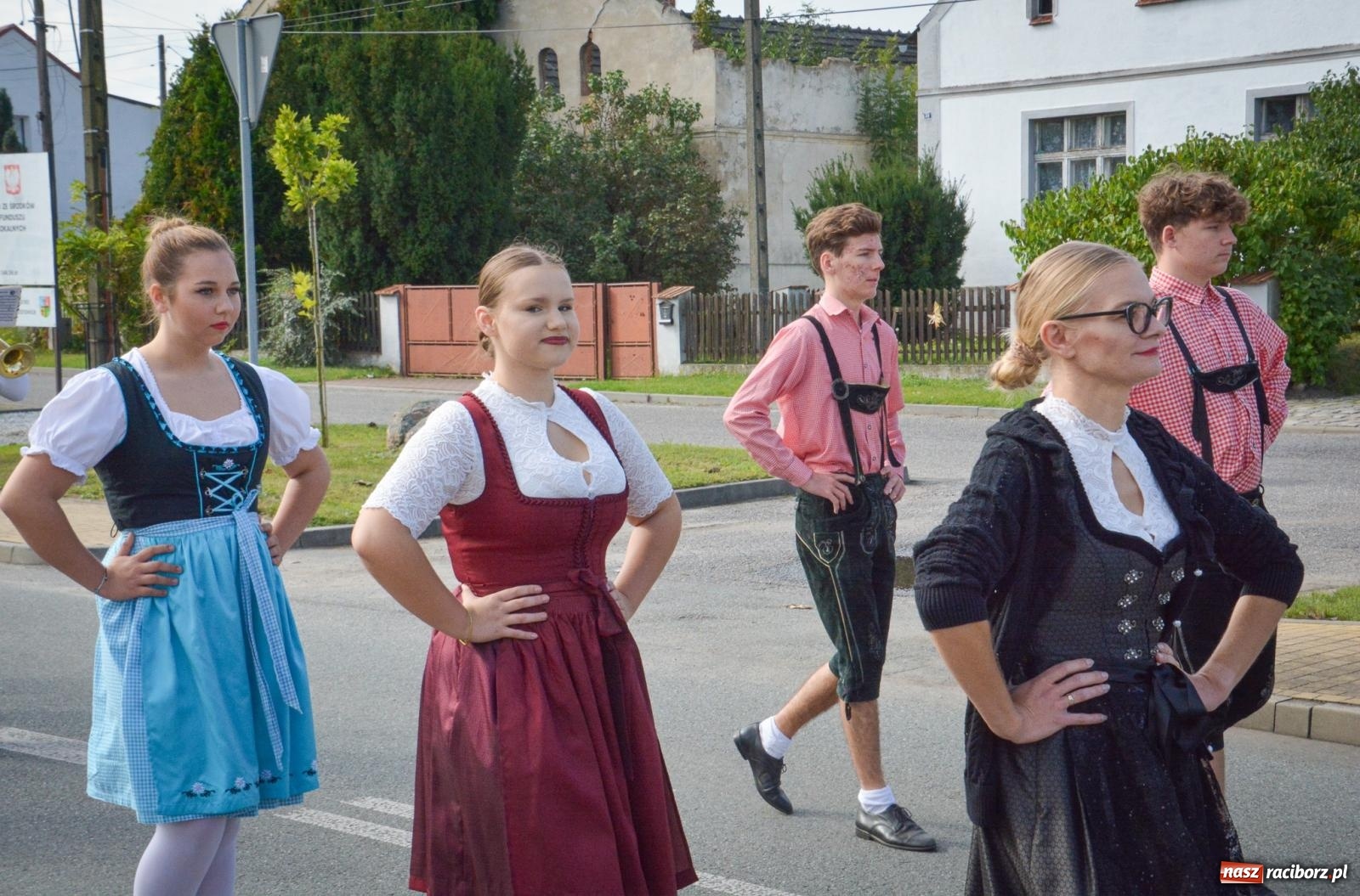 Zdjęcie w galerii na portalu naszraciborz.pl: Tworków świętuje dożynki. Korowód przeszedł spod Złotego Kłosa do kościoła [FOTO i WIDEO] wiadomości z regionu