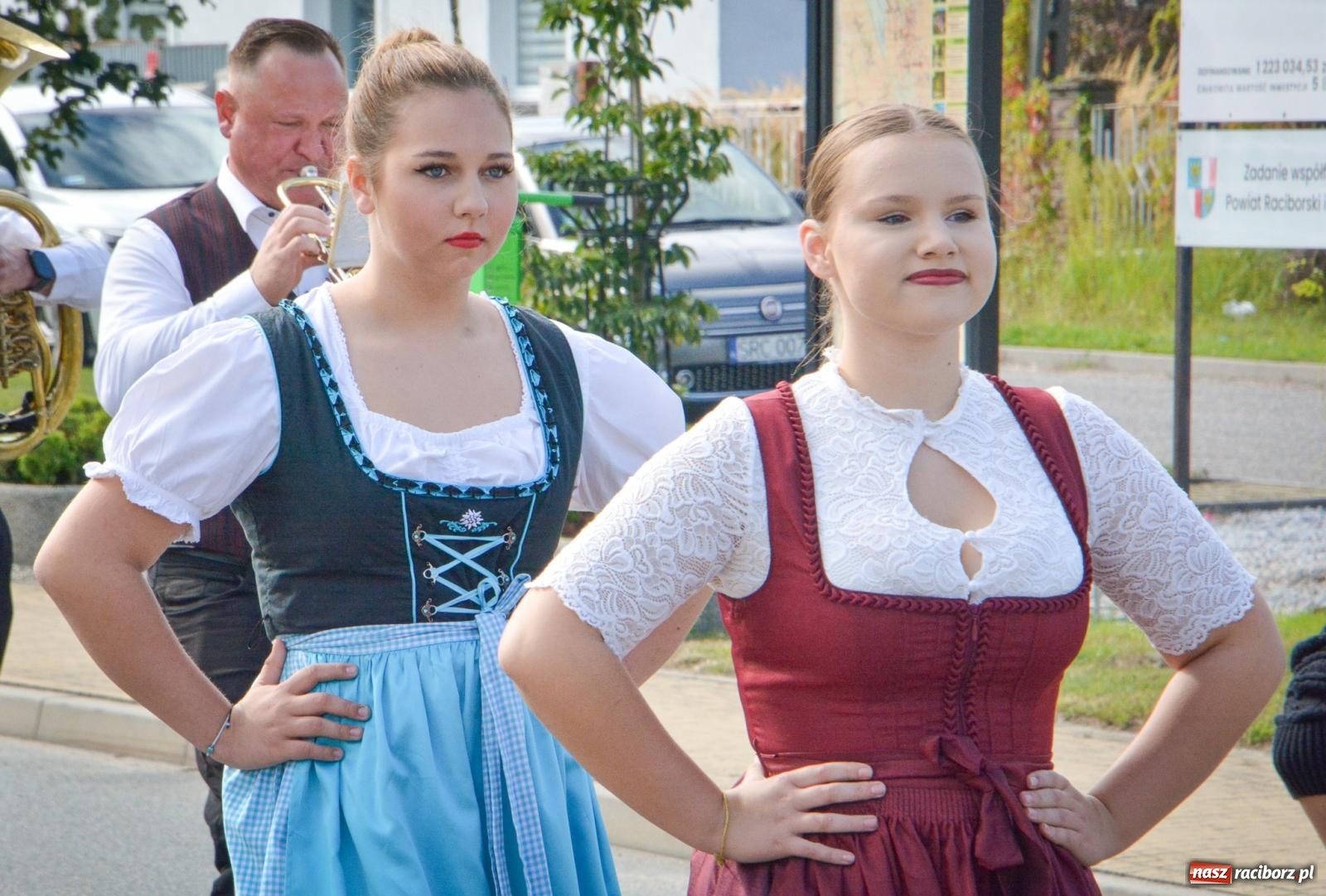 Zdjęcie w galerii na portalu naszraciborz.pl: Tworków świętuje dożynki. Korowód przeszedł spod Złotego Kłosa do kościoła [FOTO i WIDEO] wiadomości z regionu