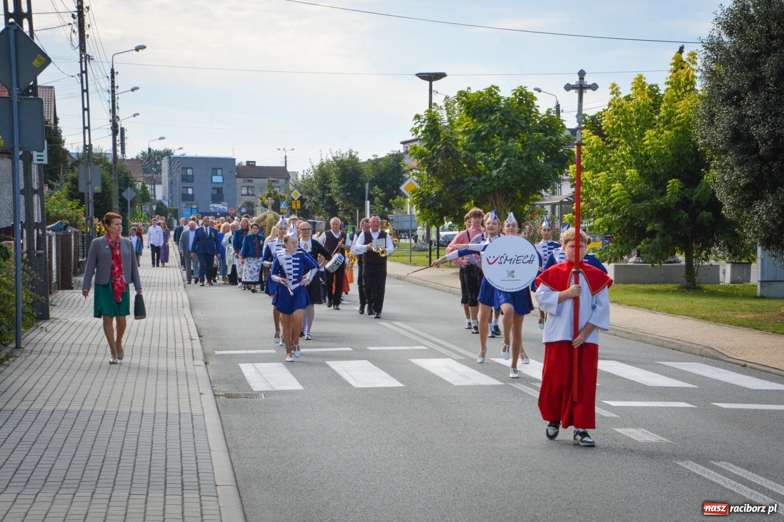 Zdjęcie w galerii na portalu naszraciborz.pl: Tworków świętuje dożynki. Korowód przeszedł spod Złotego Kłosa do kościoła [FOTO i WIDEO] wiadomości z regionu
