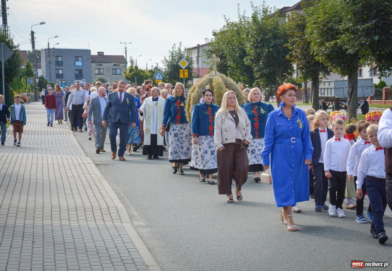 Zdjęcie w galerii na portalu naszraciborz.pl: Tworków świętuje dożynki. Korowód przeszedł spod Złotego Kłosa do kościoła [FOTO i WIDEO] wiadomości z regionu
