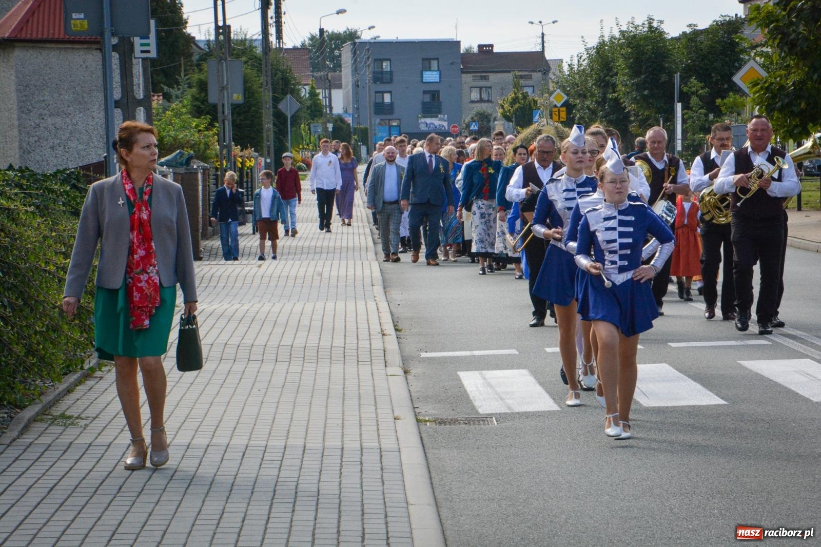 Zdjęcie w galerii na portalu naszraciborz.pl: Tworków świętuje dożynki. Korowód przeszedł spod Złotego Kłosa do kościoła [FOTO i WIDEO] wiadomości z regionu