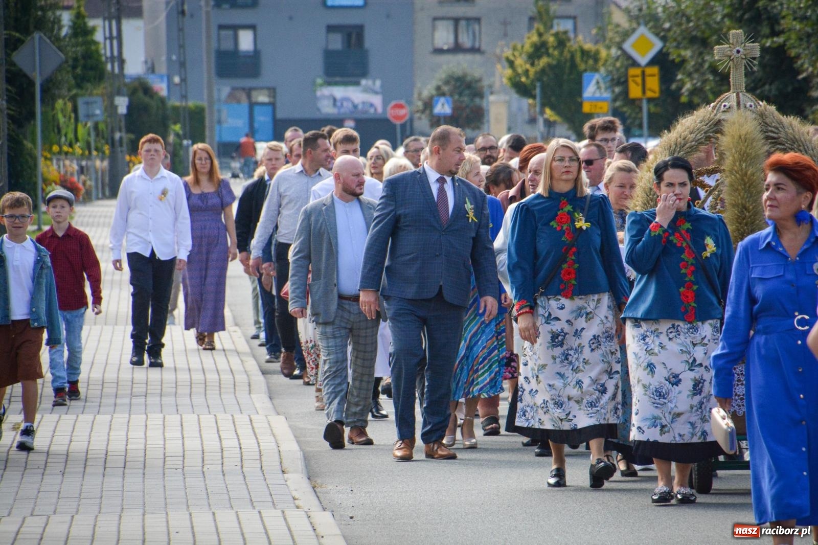 Zdjęcie w galerii na portalu naszraciborz.pl: Tworków świętuje dożynki. Korowód przeszedł spod Złotego Kłosa do kościoła [FOTO i WIDEO] wiadomości z regionu