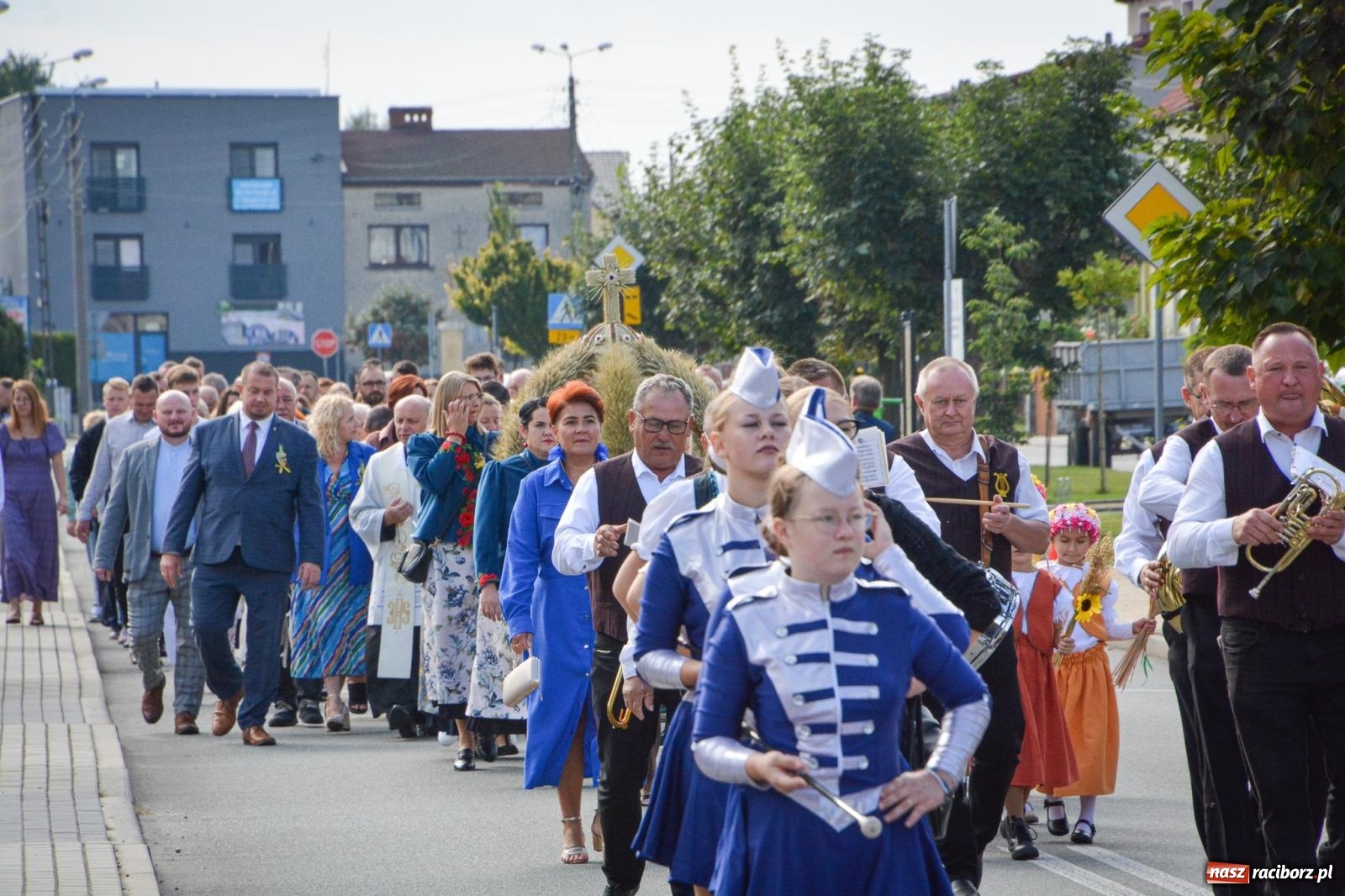Zdjęcie w galerii na portalu naszraciborz.pl: Tworków świętuje dożynki. Korowód przeszedł spod Złotego Kłosa do kościoła [FOTO i WIDEO] wiadomości z regionu