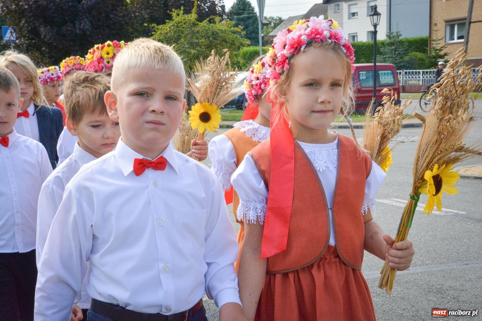 Zdjęcie w galerii na portalu naszraciborz.pl: Tworków świętuje dożynki. Korowód przeszedł spod Złotego Kłosa do kościoła [FOTO i WIDEO] wiadomości z regionu