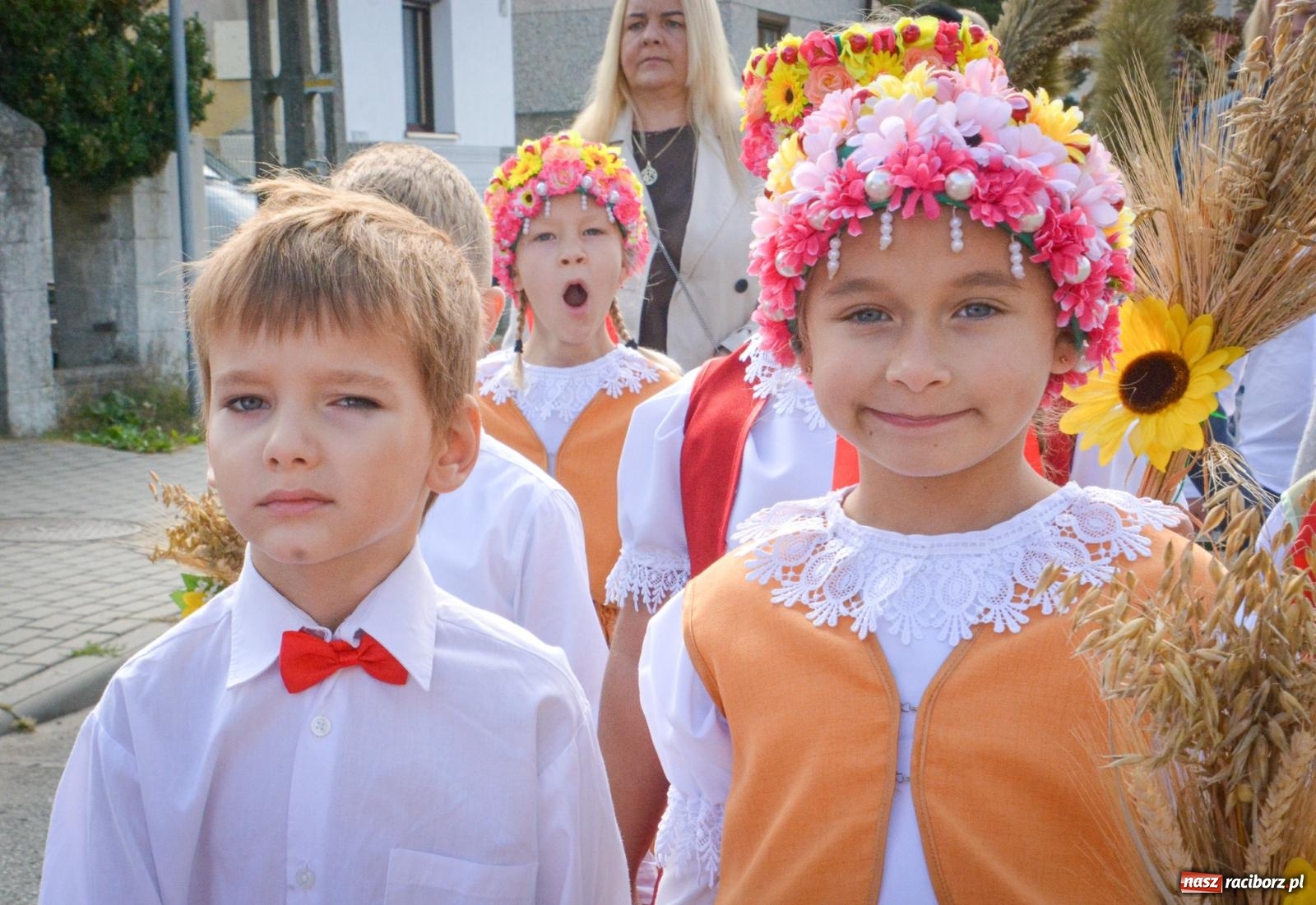 Zdjęcie w galerii na portalu naszraciborz.pl: Tworków świętuje dożynki. Korowód przeszedł spod Złotego Kłosa do kościoła [FOTO i WIDEO] wiadomości z regionu