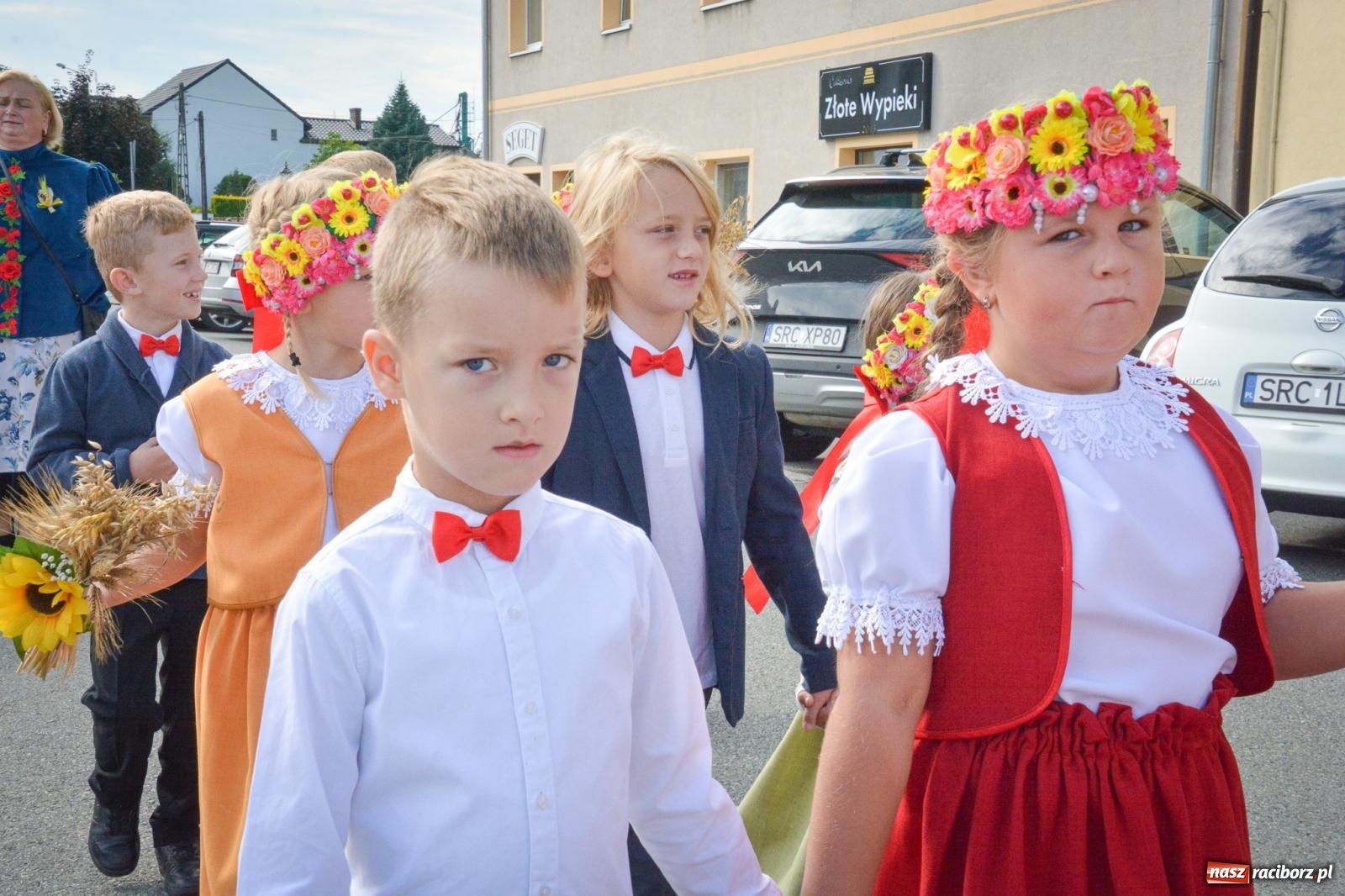 Zdjęcie w galerii na portalu naszraciborz.pl: Tworków świętuje dożynki. Korowód przeszedł spod Złotego Kłosa do kościoła [FOTO i WIDEO] wiadomości z regionu