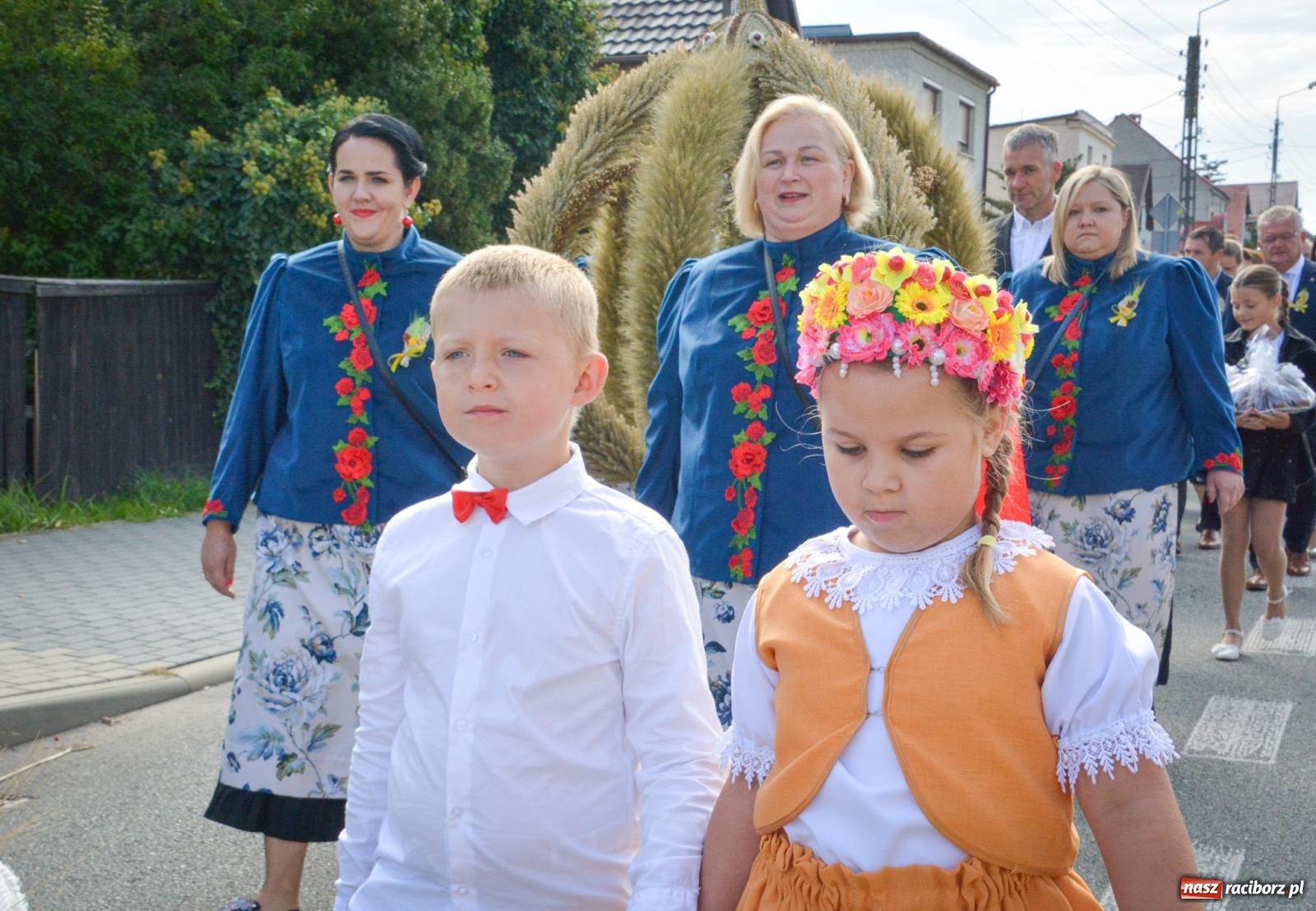 Zdjęcie w galerii na portalu naszraciborz.pl: Tworków świętuje dożynki. Korowód przeszedł spod Złotego Kłosa do kościoła [FOTO i WIDEO] wiadomości z regionu