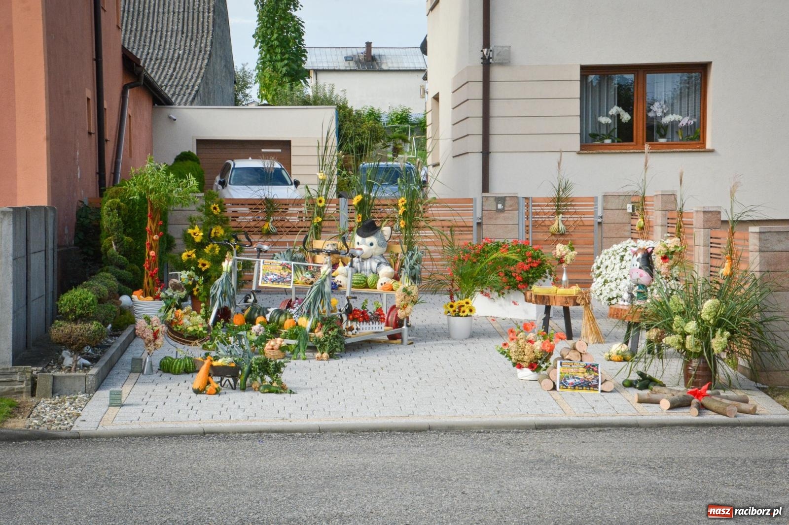 Zdjęcie w galerii na portalu naszraciborz.pl: Tworków świętuje dożynki. Korowód przeszedł spod Złotego Kłosa do kościoła [FOTO i WIDEO] wiadomości z regionu