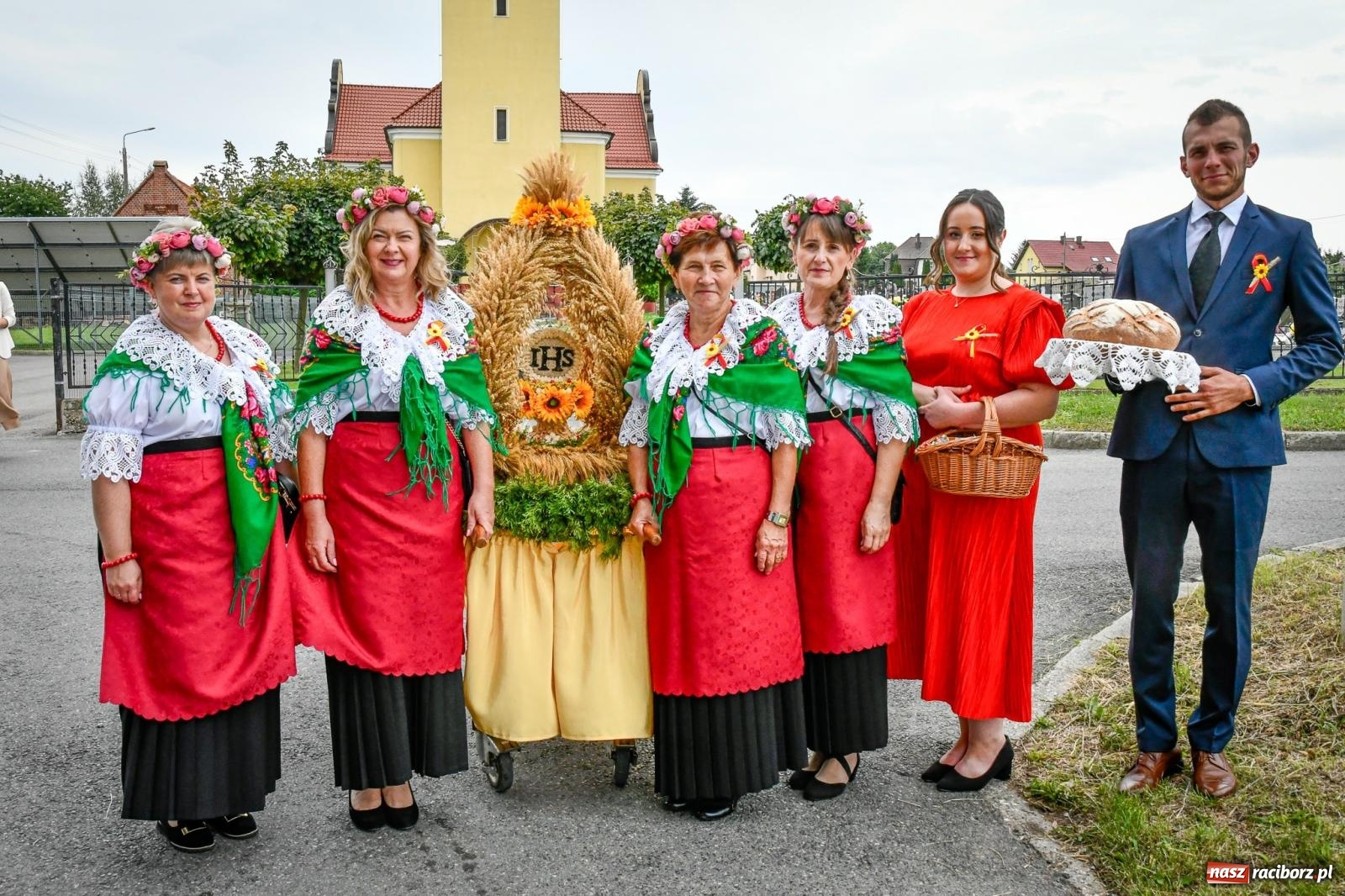 Zdjęcie w galerii na portalu naszraciborz.pl: Samborowice dożynki mają i Trumpa na nie zapraszają. Korowód przeszedł przez wieś wiadomości z regionu