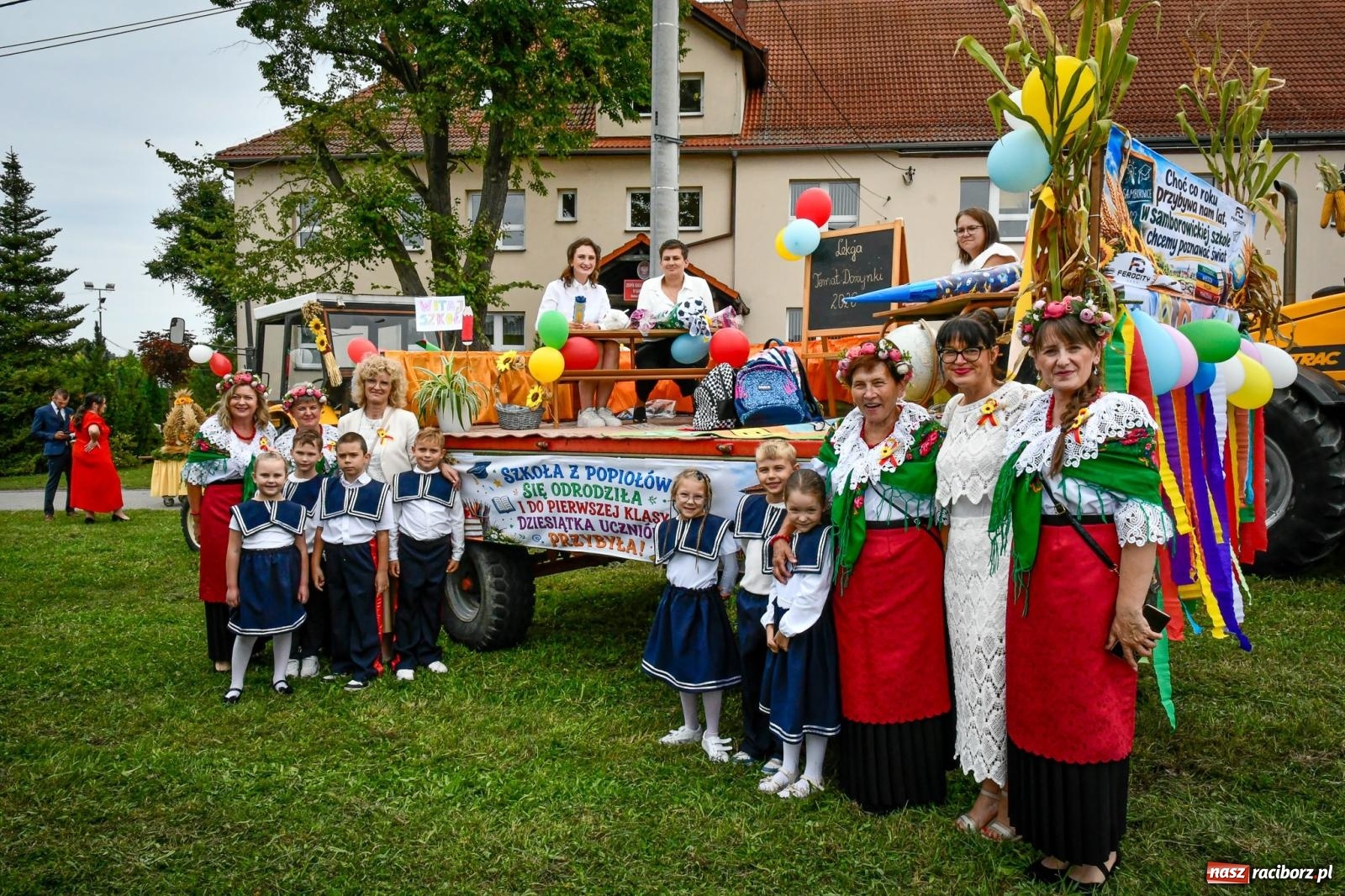Zdjęcie w galerii na portalu naszraciborz.pl: Samborowice dożynki mają i Trumpa na nie zapraszają. Korowód przeszedł przez wieś wiadomości z regionu