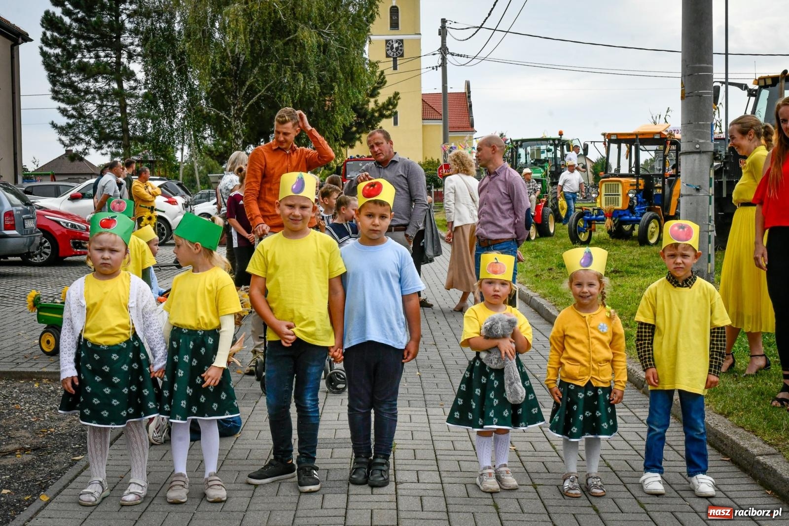 Zdjęcie w galerii na portalu naszraciborz.pl: Samborowice dożynki mają i Trumpa na nie zapraszają. Korowód przeszedł przez wieś wiadomości z regionu