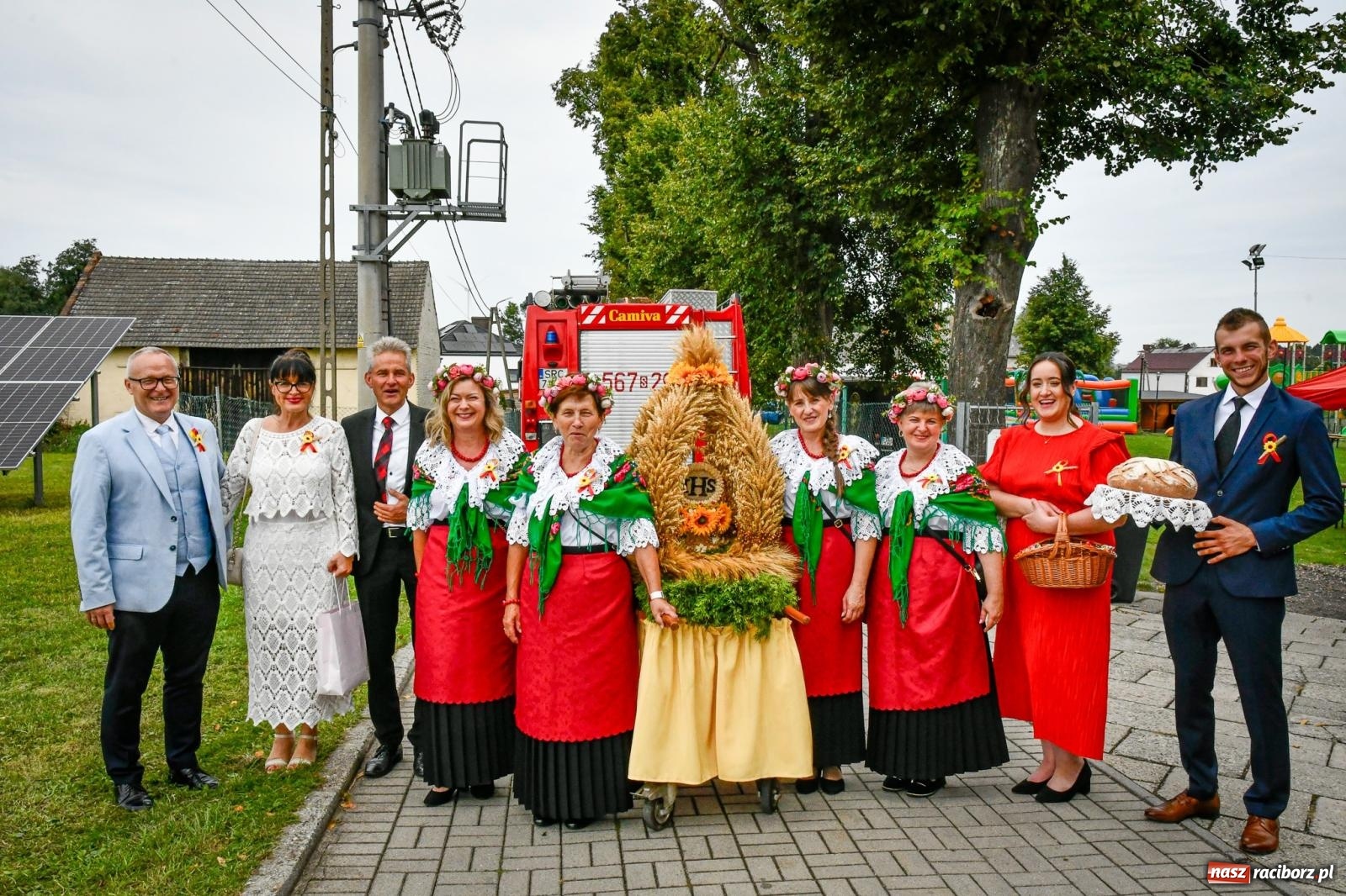 Zdjęcie w galerii na portalu naszraciborz.pl: Samborowice dożynki mają i Trumpa na nie zapraszają. Korowód przeszedł przez wieś wiadomości z regionu
