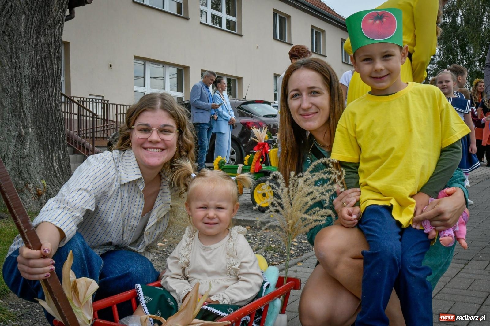 Zdjęcie w galerii na portalu naszraciborz.pl: Samborowice dożynki mają i Trumpa na nie zapraszają. Korowód przeszedł przez wieś wiadomości z regionu