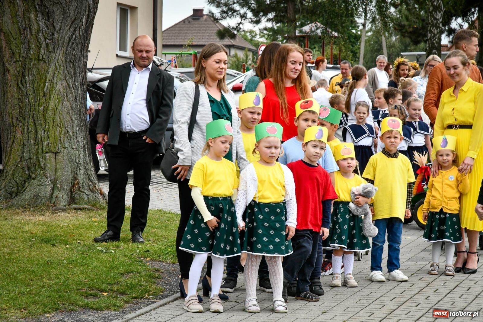 Zdjęcie w galerii na portalu naszraciborz.pl: Samborowice dożynki mają i Trumpa na nie zapraszają. Korowód przeszedł przez wieś wiadomości z regionu