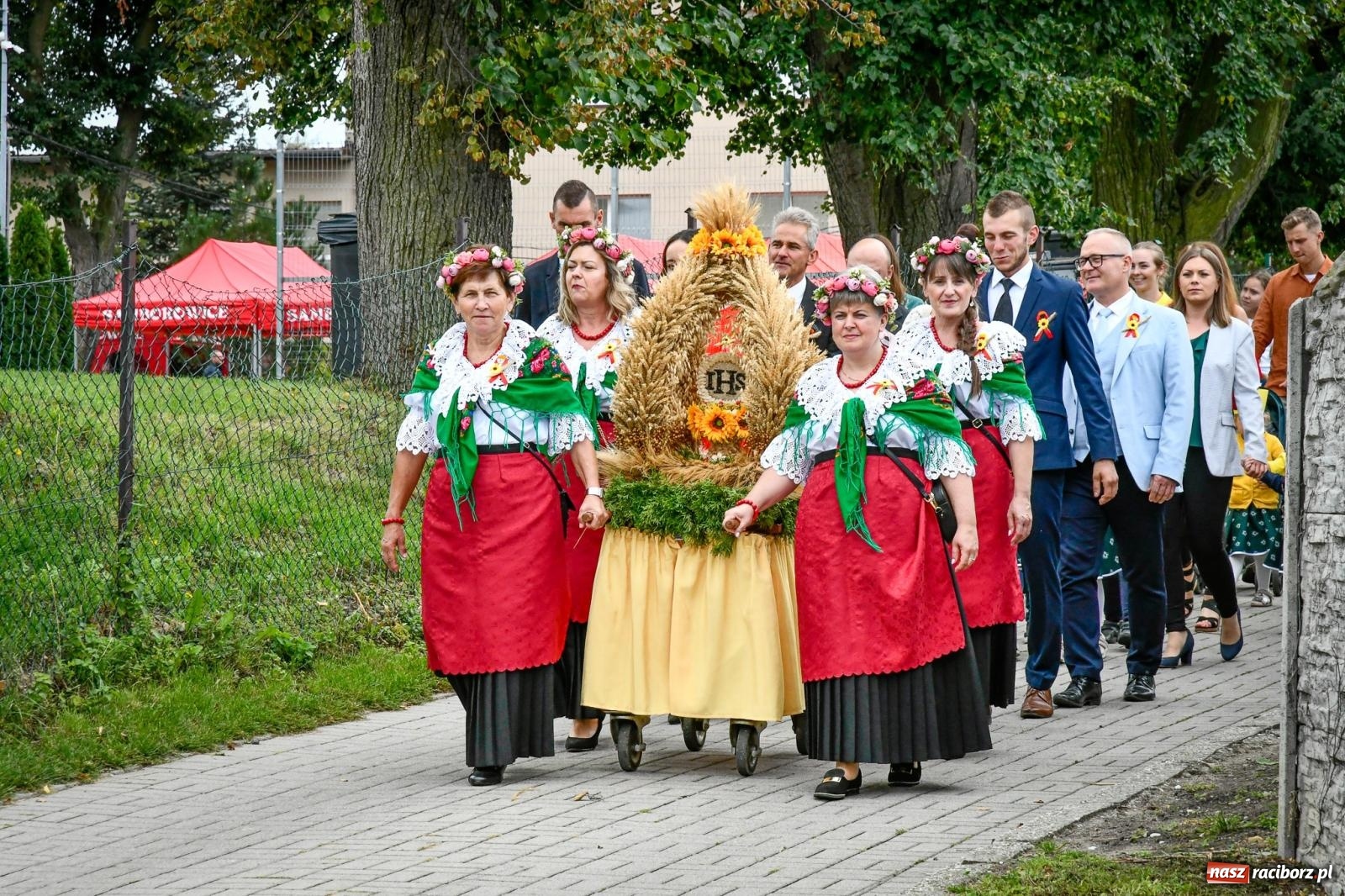 Zdjęcie w galerii na portalu naszraciborz.pl: Samborowice dożynki mają i Trumpa na nie zapraszają. Korowód przeszedł przez wieś wiadomości z regionu