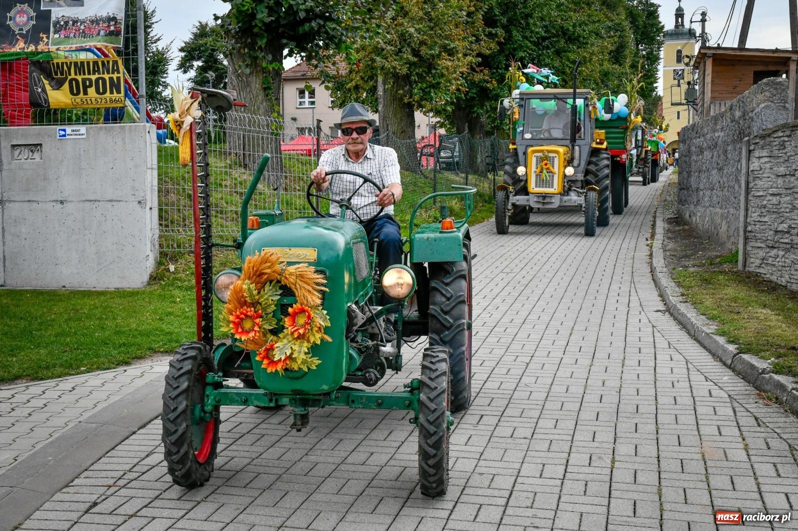 Zdjęcie w galerii na portalu naszraciborz.pl: Samborowice dożynki mają i Trumpa na nie zapraszają. Korowód przeszedł przez wieś wiadomości z regionu