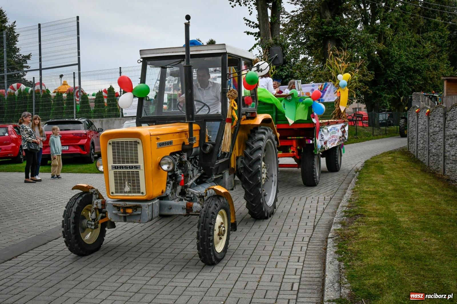 Zdjęcie w galerii na portalu naszraciborz.pl: Samborowice dożynki mają i Trumpa na nie zapraszają. Korowód przeszedł przez wieś wiadomości z regionu