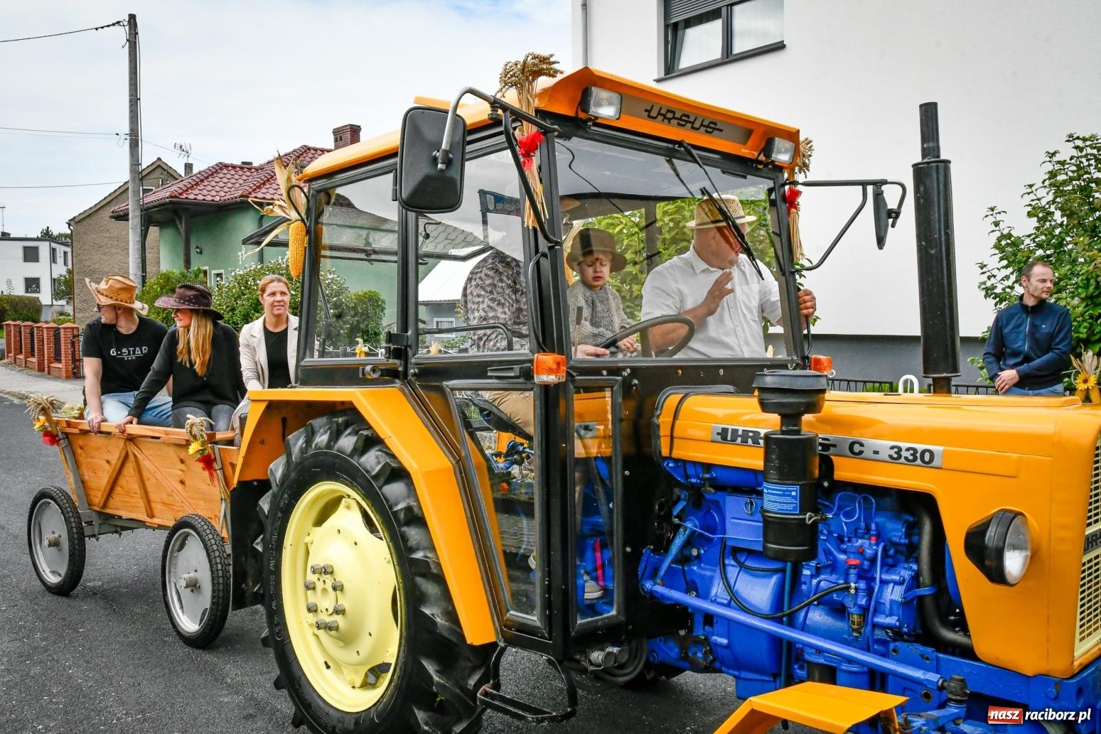 Zdjęcie w galerii na portalu naszraciborz.pl: Samborowice dożynki mają i Trumpa na nie zapraszają. Korowód przeszedł przez wieś wiadomości z regionu