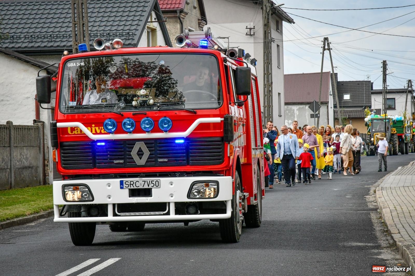 Zdjęcie w galerii na portalu naszraciborz.pl: Samborowice dożynki mają i Trumpa na nie zapraszają. Korowód przeszedł przez wieś wiadomości z regionu