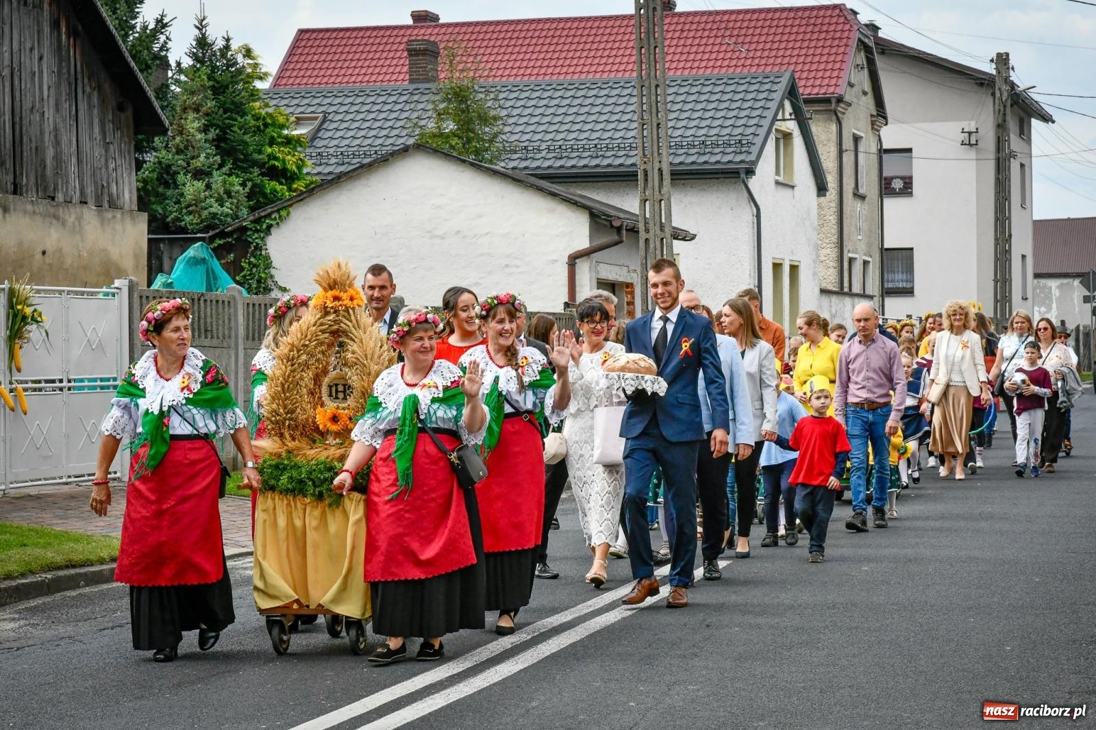 Zdjęcie w galerii na portalu naszraciborz.pl: Samborowice dożynki mają i Trumpa na nie zapraszają. Korowód przeszedł przez wieś wiadomości z regionu