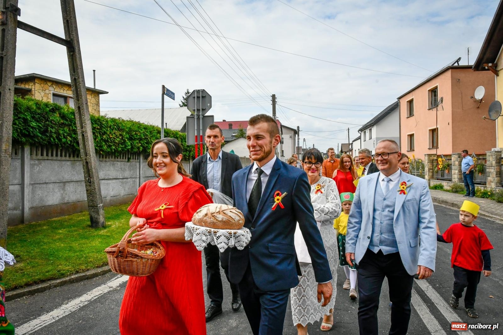 Zdjęcie w galerii na portalu naszraciborz.pl: Samborowice dożynki mają i Trumpa na nie zapraszają. Korowód przeszedł przez wieś wiadomości z regionu
