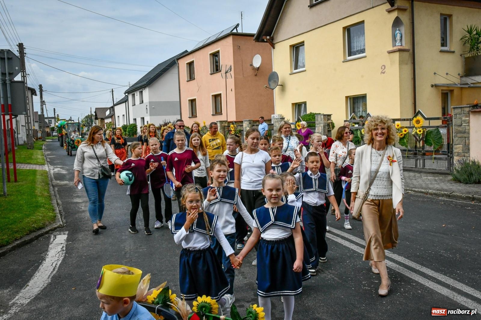 Zdjęcie w galerii na portalu naszraciborz.pl: Samborowice dożynki mają i Trumpa na nie zapraszają. Korowód przeszedł przez wieś wiadomości z regionu