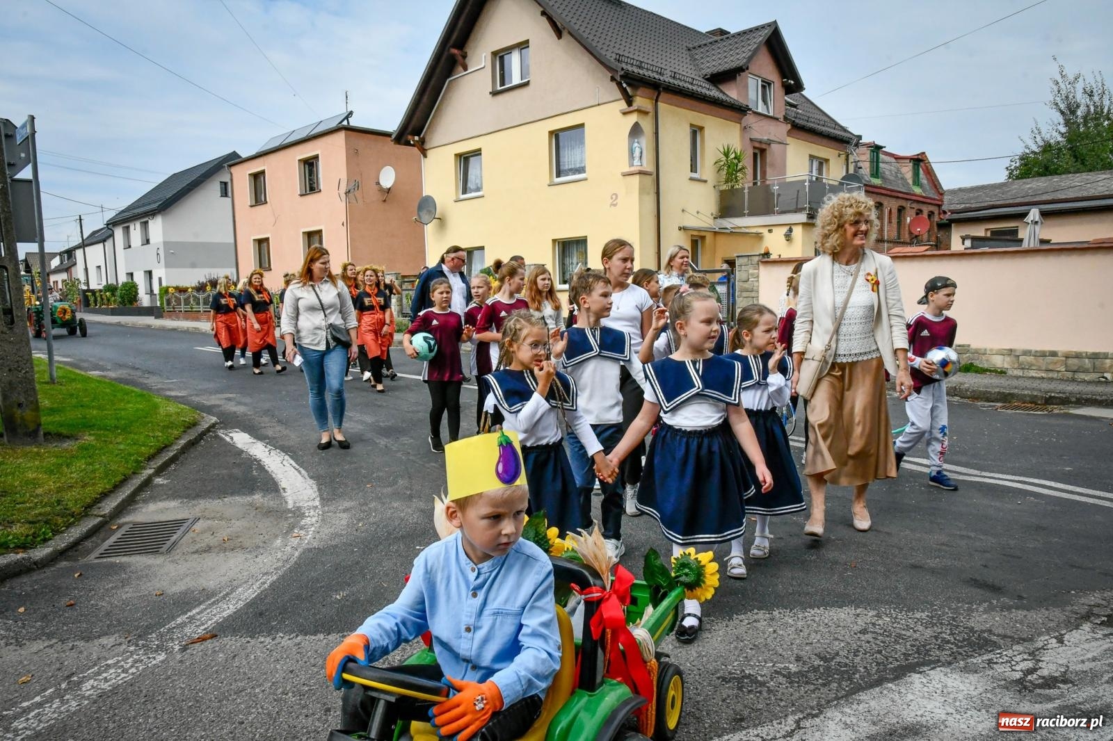 Zdjęcie w galerii na portalu naszraciborz.pl: Samborowice dożynki mają i Trumpa na nie zapraszają. Korowód przeszedł przez wieś wiadomości z regionu