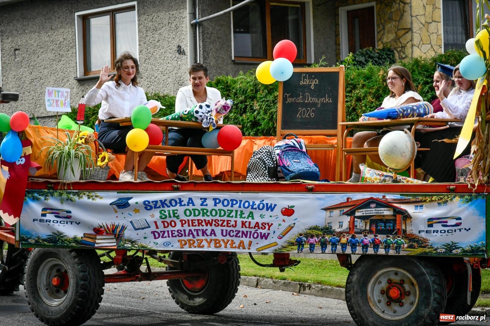 Zdjęcie w galerii na portalu naszraciborz.pl: Samborowice dożynki mają i Trumpa na nie zapraszają. Korowód przeszedł przez wieś wiadomości z regionu