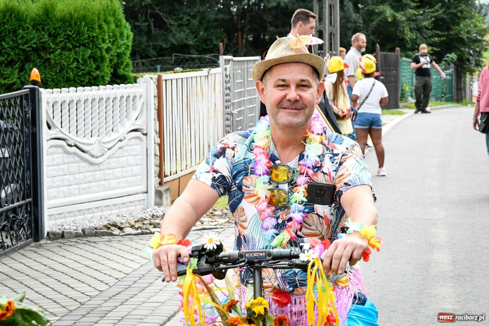 Zdjęcie w galerii na portalu naszraciborz.pl: Tradycyjne Święto Plonów w Borucinie: Barwny korowód i wspólne świętowanie mieszkańców wiadomości z regionu