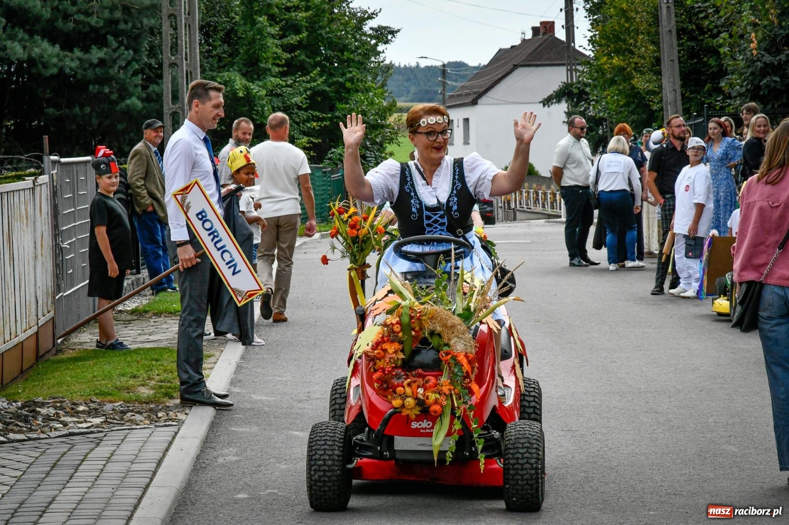 Zdjęcie w galerii na portalu naszraciborz.pl: Tradycyjne Święto Plonów w Borucinie: Barwny korowód i wspólne świętowanie mieszkańców wiadomości z regionu