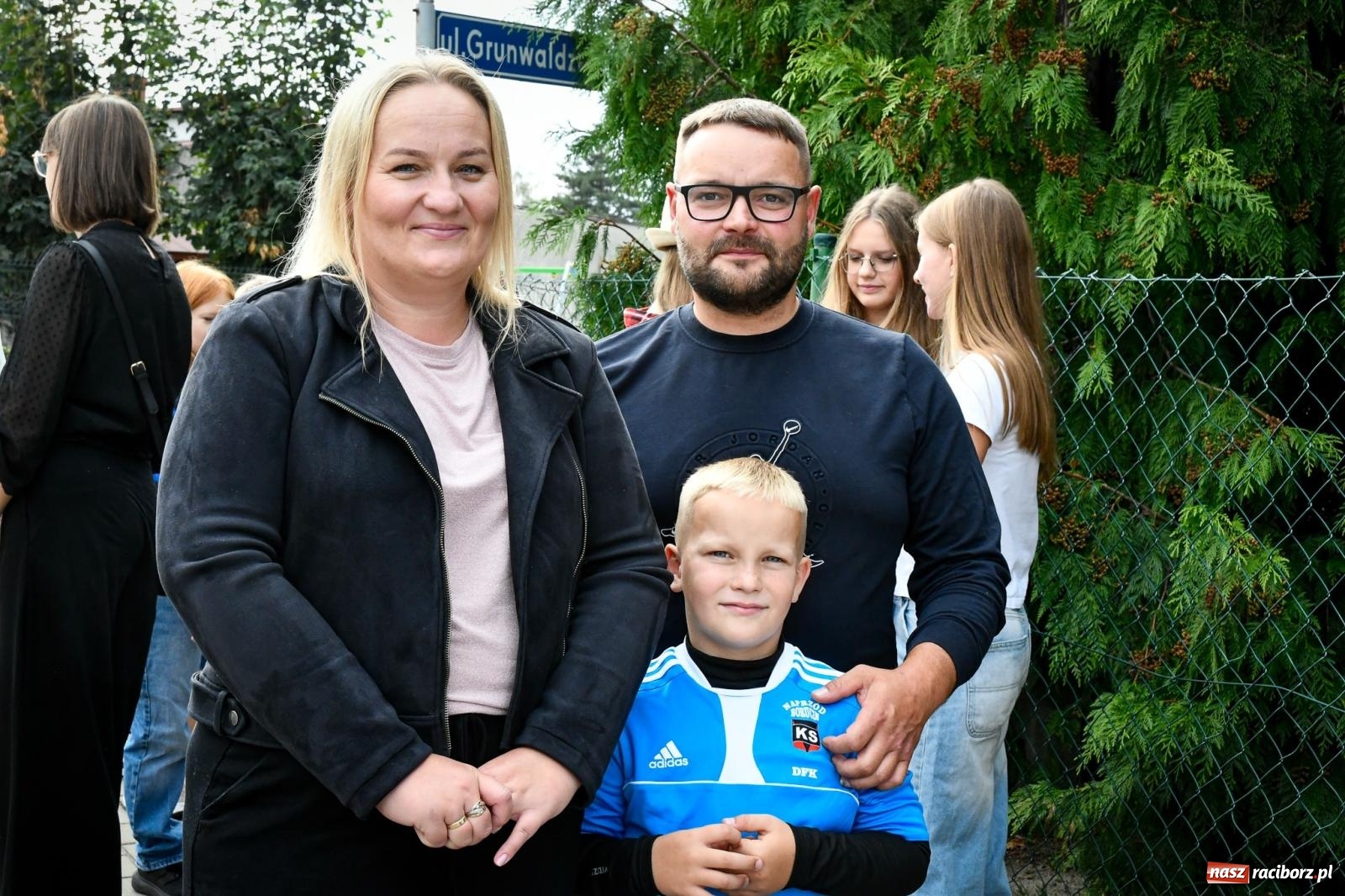 Zdjęcie w galerii na portalu naszraciborz.pl: Tradycyjne Święto Plonów w Borucinie: Barwny korowód i wspólne świętowanie mieszkańców wiadomości z regionu