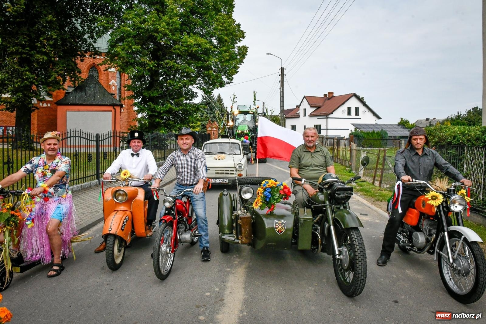 Zdjęcie w galerii na portalu naszraciborz.pl: Tradycyjne Święto Plonów w Borucinie: Barwny korowód i wspólne świętowanie mieszkańców wiadomości z regionu