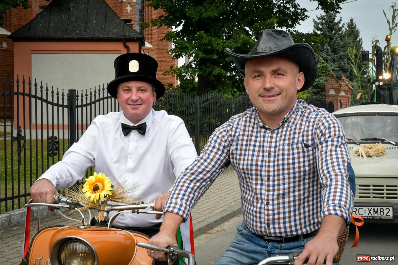 Zdjęcie w galerii na portalu naszraciborz.pl: Tradycyjne Święto Plonów w Borucinie: Barwny korowód i wspólne świętowanie mieszkańców wiadomości z regionu