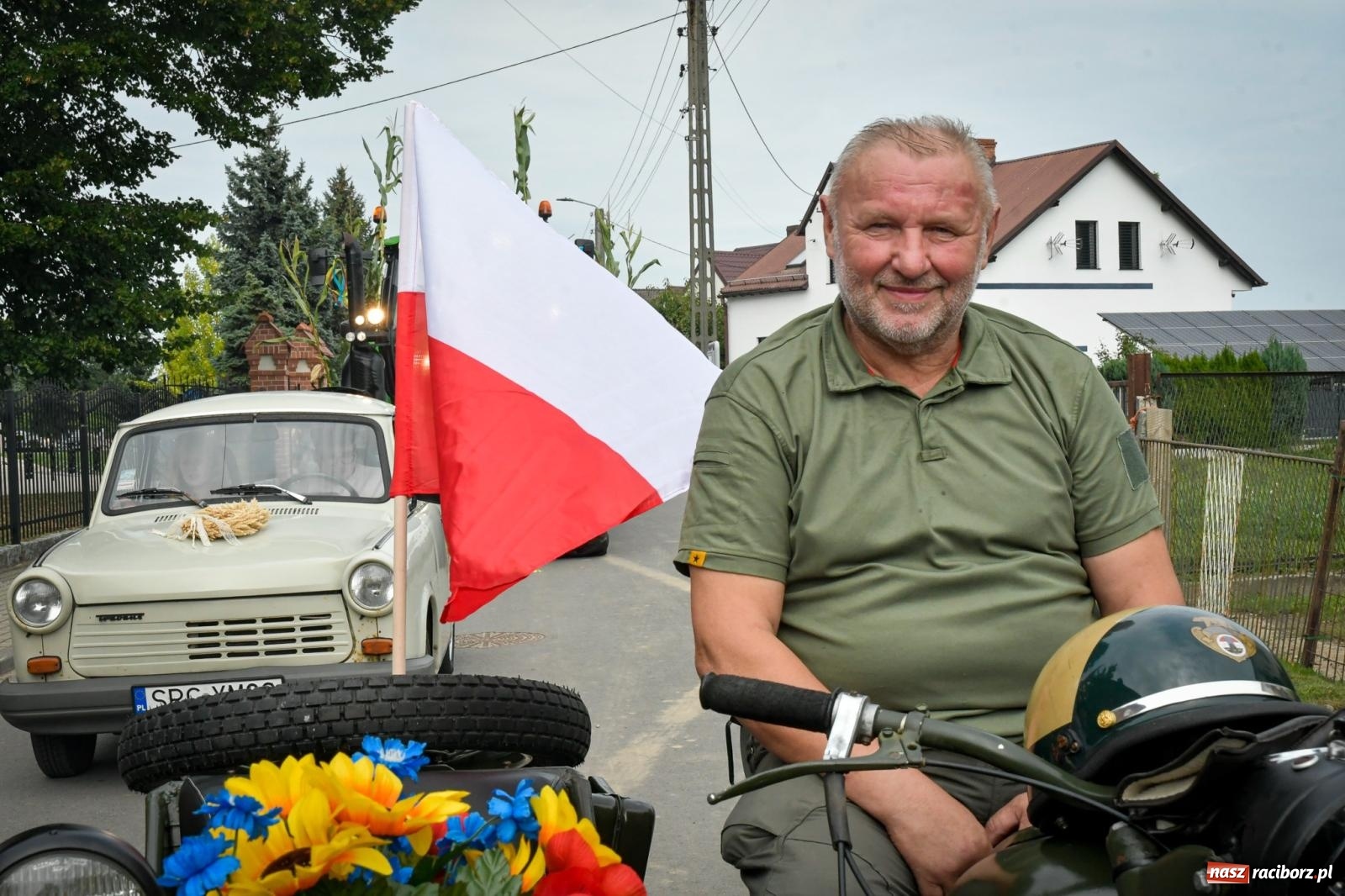 Zdjęcie w galerii na portalu naszraciborz.pl: Tradycyjne Święto Plonów w Borucinie: Barwny korowód i wspólne świętowanie mieszkańców wiadomości z regionu
