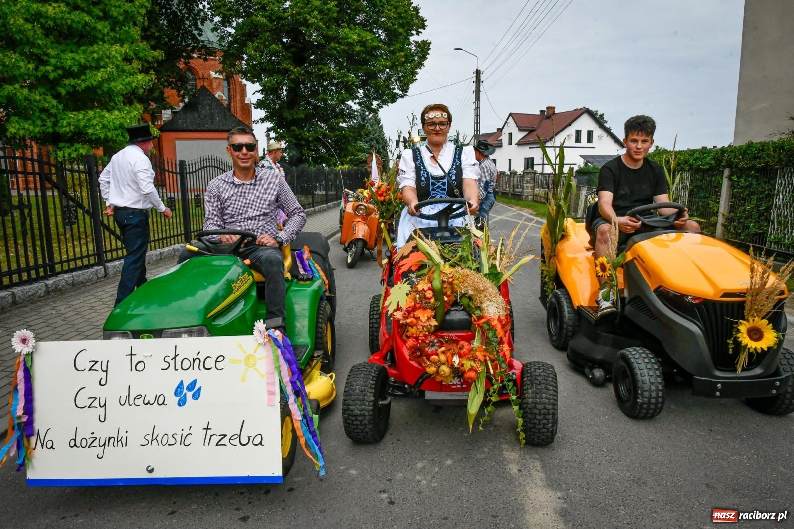 Zdjęcie w galerii na portalu naszraciborz.pl: Tradycyjne Święto Plonów w Borucinie: Barwny korowód i wspólne świętowanie mieszkańców wiadomości z regionu