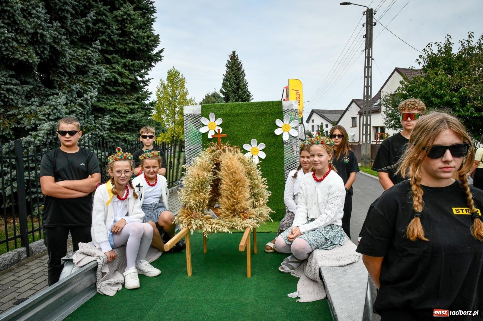 Zdjęcie w galerii na portalu naszraciborz.pl: Tradycyjne Święto Plonów w Borucinie: Barwny korowód i wspólne świętowanie mieszkańców wiadomości z regionu