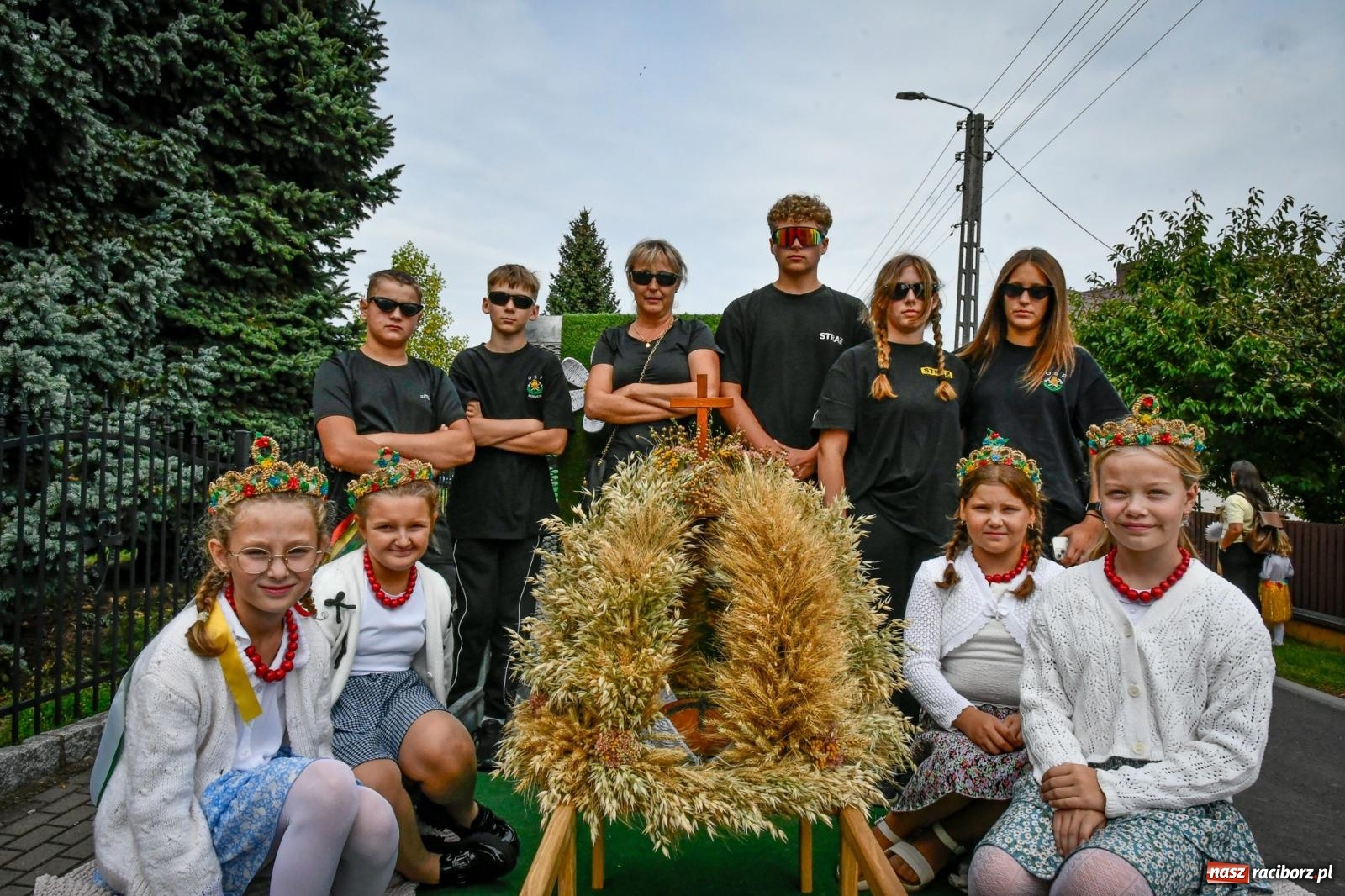 Zdjęcie w galerii na portalu naszraciborz.pl: Tradycyjne Święto Plonów w Borucinie: Barwny korowód i wspólne świętowanie mieszkańców wiadomości z regionu