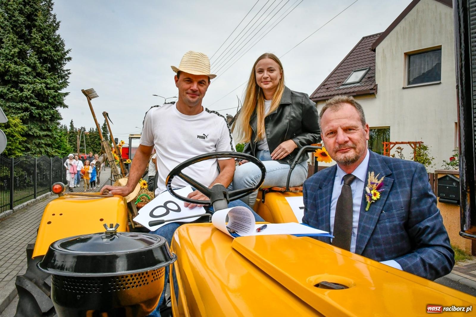 Zdjęcie w galerii na portalu naszraciborz.pl: Tradycyjne Święto Plonów w Borucinie: Barwny korowód i wspólne świętowanie mieszkańców wiadomości z regionu