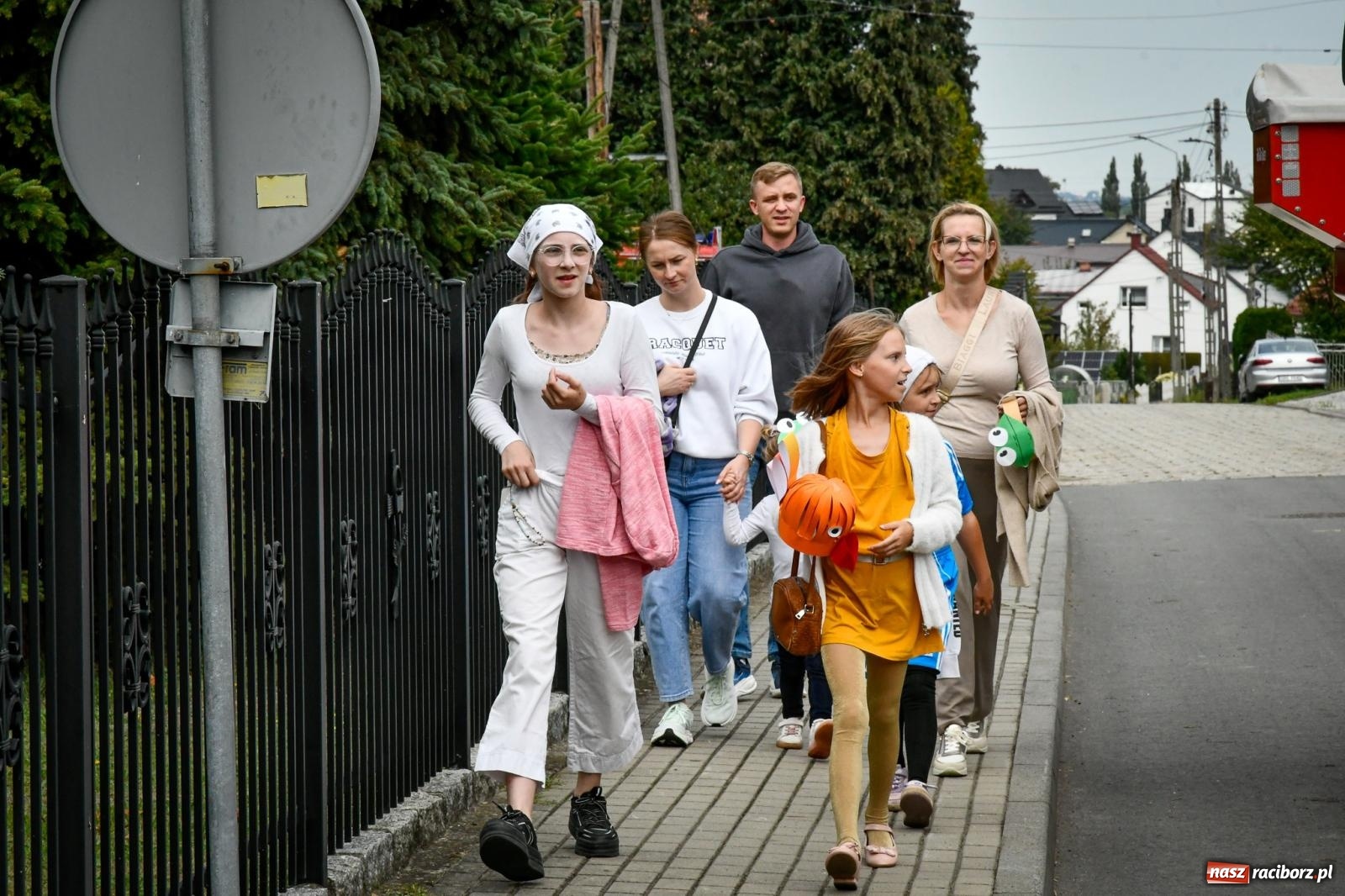 Zdjęcie w galerii na portalu naszraciborz.pl: Tradycyjne Święto Plonów w Borucinie: Barwny korowód i wspólne świętowanie mieszkańców wiadomości z regionu