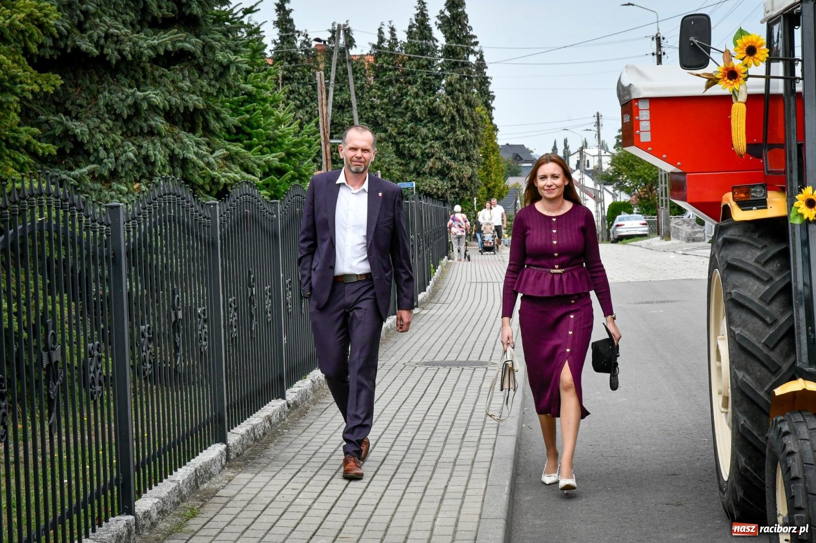 Zdjęcie w galerii na portalu naszraciborz.pl: Tradycyjne Święto Plonów w Borucinie: Barwny korowód i wspólne świętowanie mieszkańców wiadomości z regionu