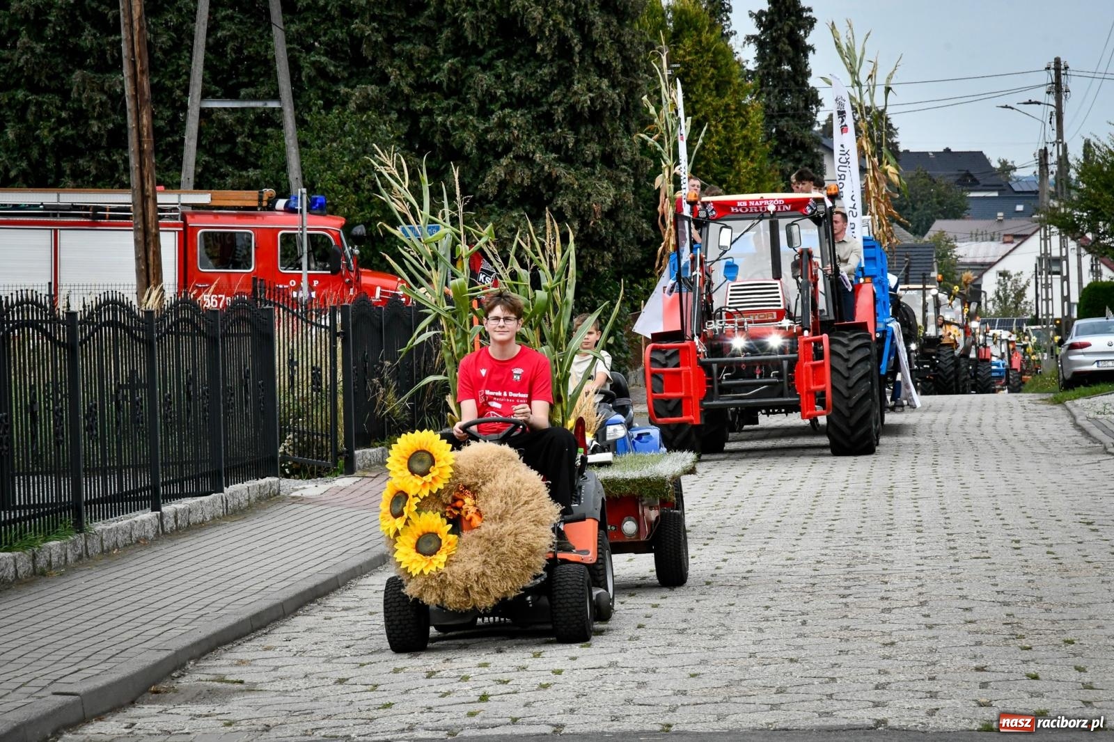 Zdjęcie w galerii na portalu naszraciborz.pl: Tradycyjne Święto Plonów w Borucinie: Barwny korowód i wspólne świętowanie mieszkańców wiadomości z regionu
