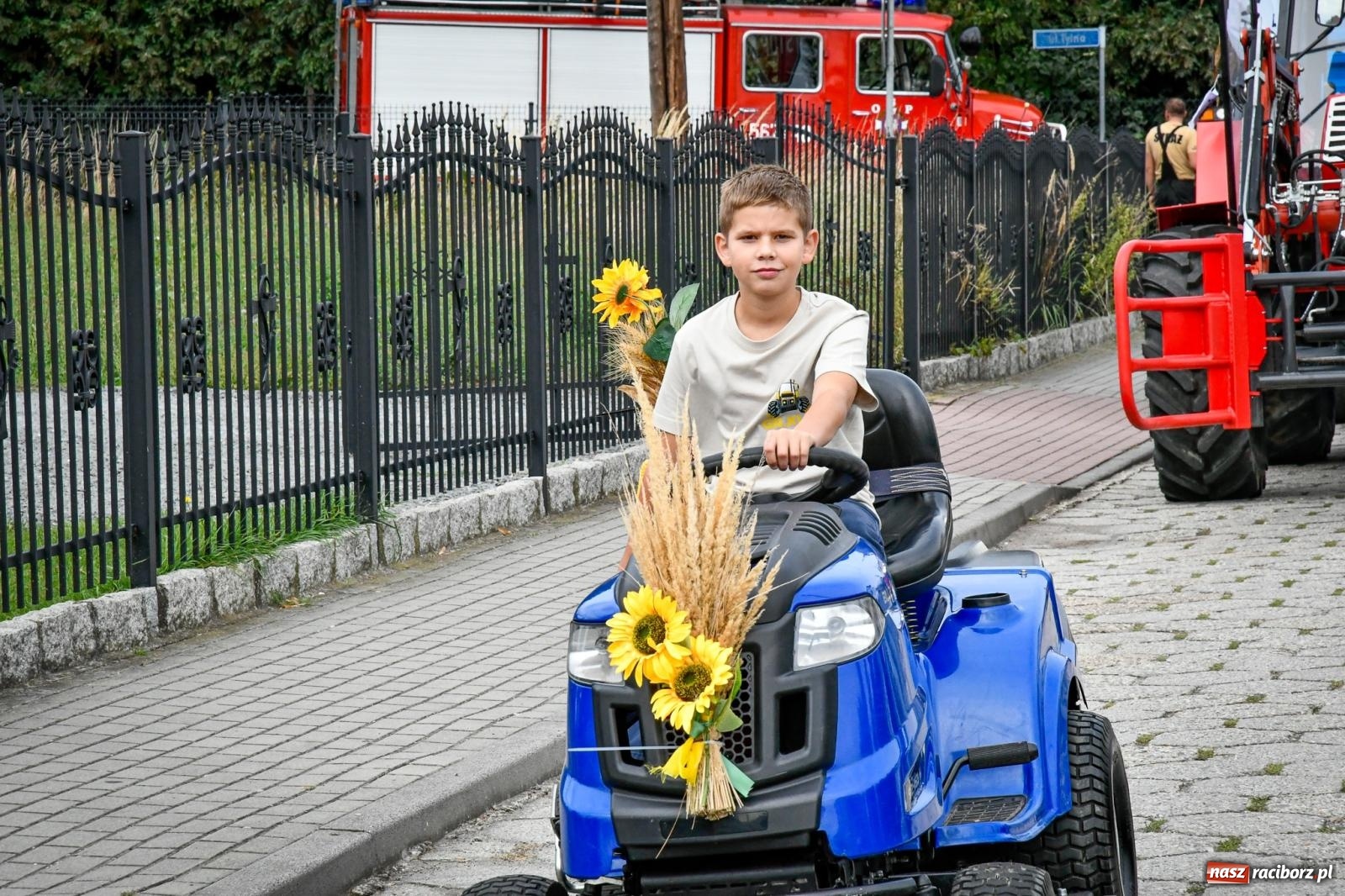 Zdjęcie w galerii na portalu naszraciborz.pl: Tradycyjne Święto Plonów w Borucinie: Barwny korowód i wspólne świętowanie mieszkańców wiadomości z regionu