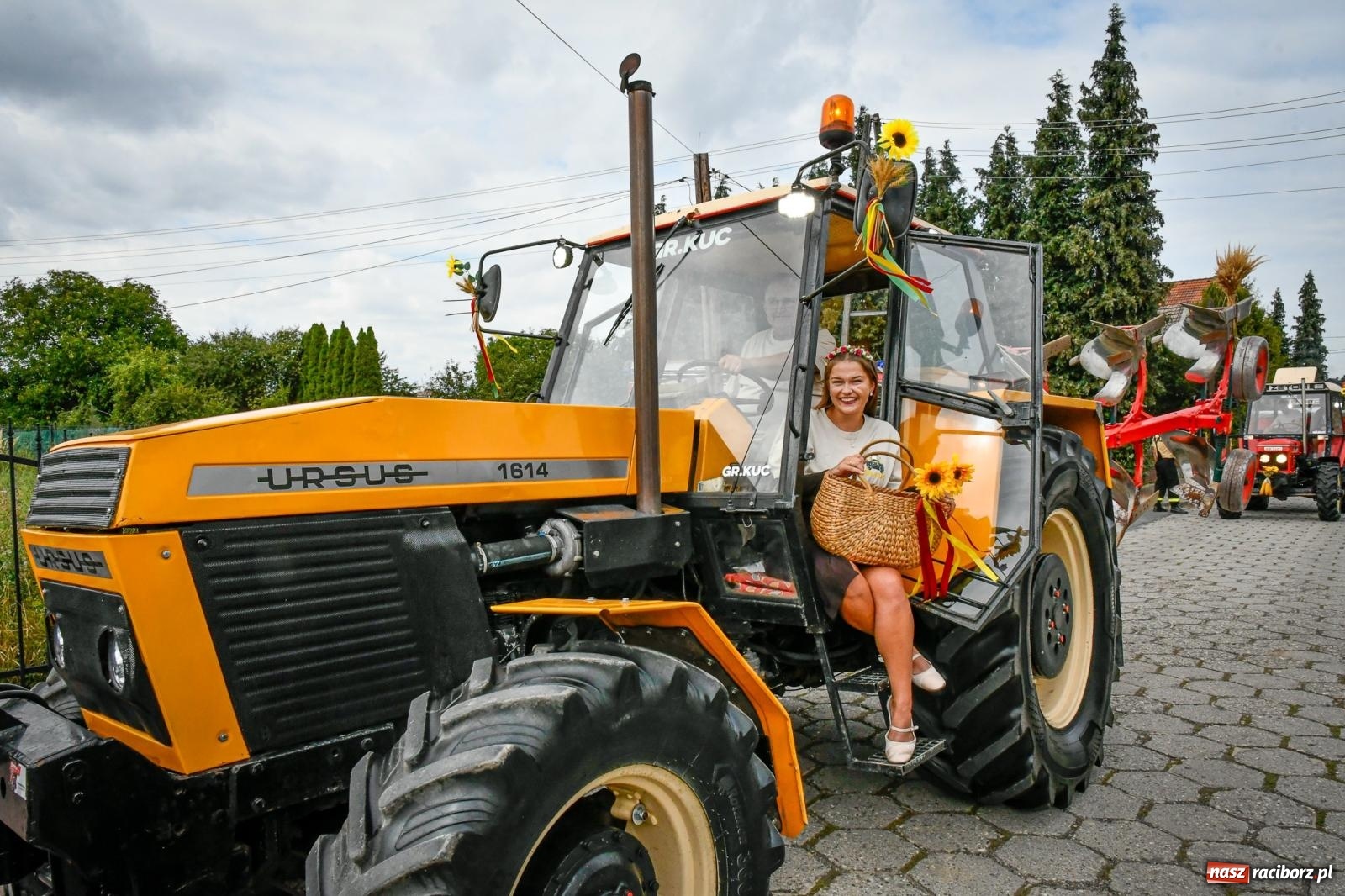 Zdjęcie w galerii na portalu naszraciborz.pl: Tradycyjne Święto Plonów w Borucinie: Barwny korowód i wspólne świętowanie mieszkańców wiadomości z regionu