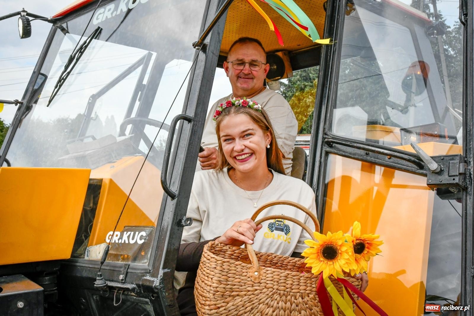 Zdjęcie w galerii na portalu naszraciborz.pl: Tradycyjne Święto Plonów w Borucinie: Barwny korowód i wspólne świętowanie mieszkańców wiadomości z regionu