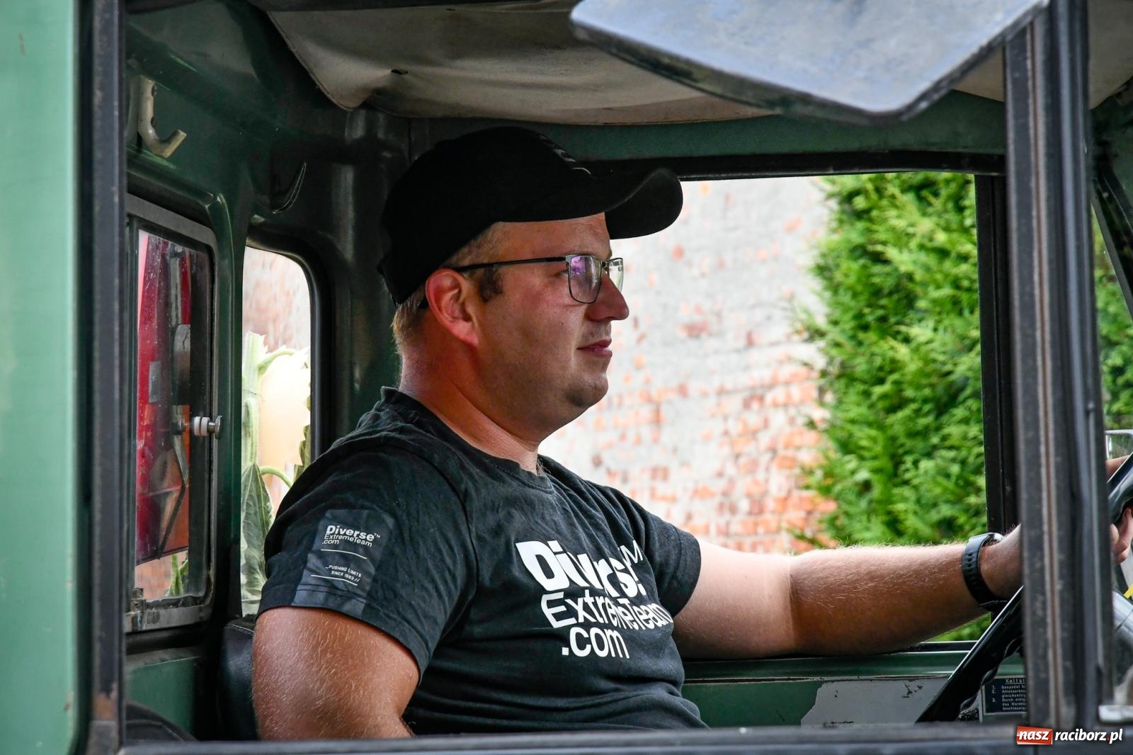 Zdjęcie w galerii na portalu naszraciborz.pl: Tradycyjne Święto Plonów w Borucinie: Barwny korowód i wspólne świętowanie mieszkańców wiadomości z regionu