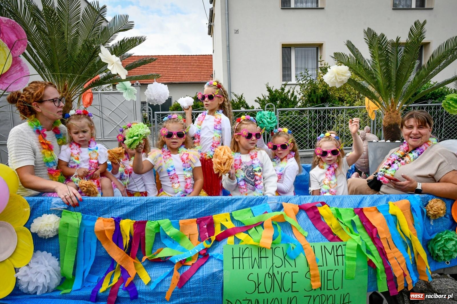 Zdjęcie w galerii na portalu naszraciborz.pl: Tradycyjne Święto Plonów w Borucinie: Barwny korowód i wspólne świętowanie mieszkańców wiadomości z regionu