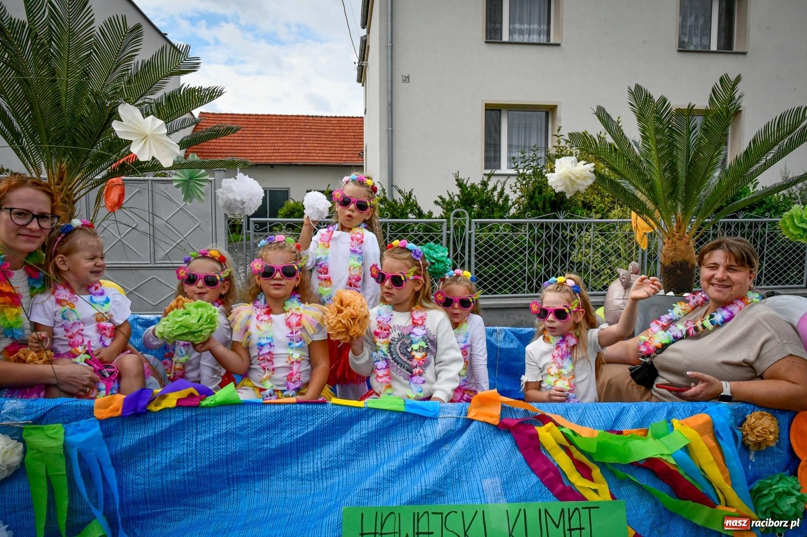 Zdjęcie w galerii na portalu naszraciborz.pl: Tradycyjne Święto Plonów w Borucinie: Barwny korowód i wspólne świętowanie mieszkańców wiadomości z regionu