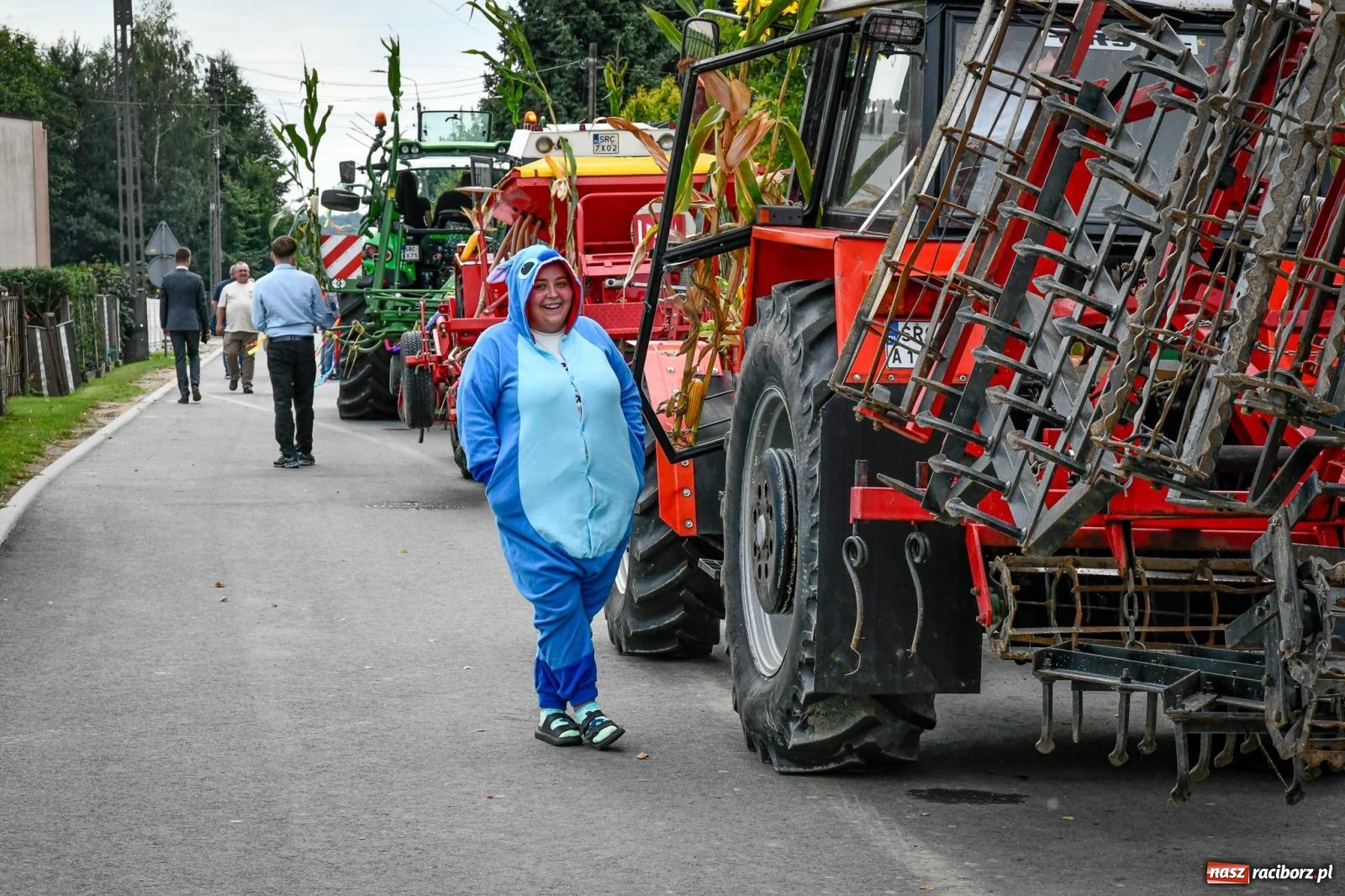Zdjęcie w galerii na portalu naszraciborz.pl: Tradycyjne Święto Plonów w Borucinie: Barwny korowód i wspólne świętowanie mieszkańców wiadomości z regionu