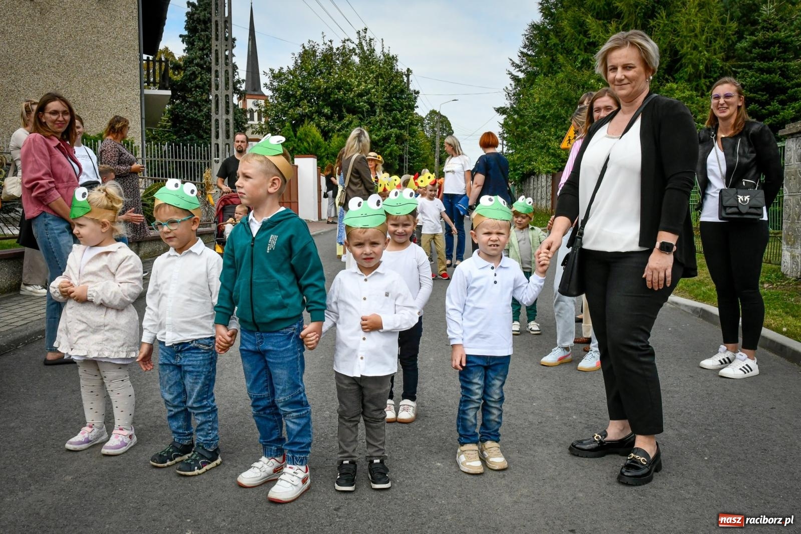 Zdjęcie w galerii na portalu naszraciborz.pl: Tradycyjne Święto Plonów w Borucinie: Barwny korowód i wspólne świętowanie mieszkańców wiadomości z regionu