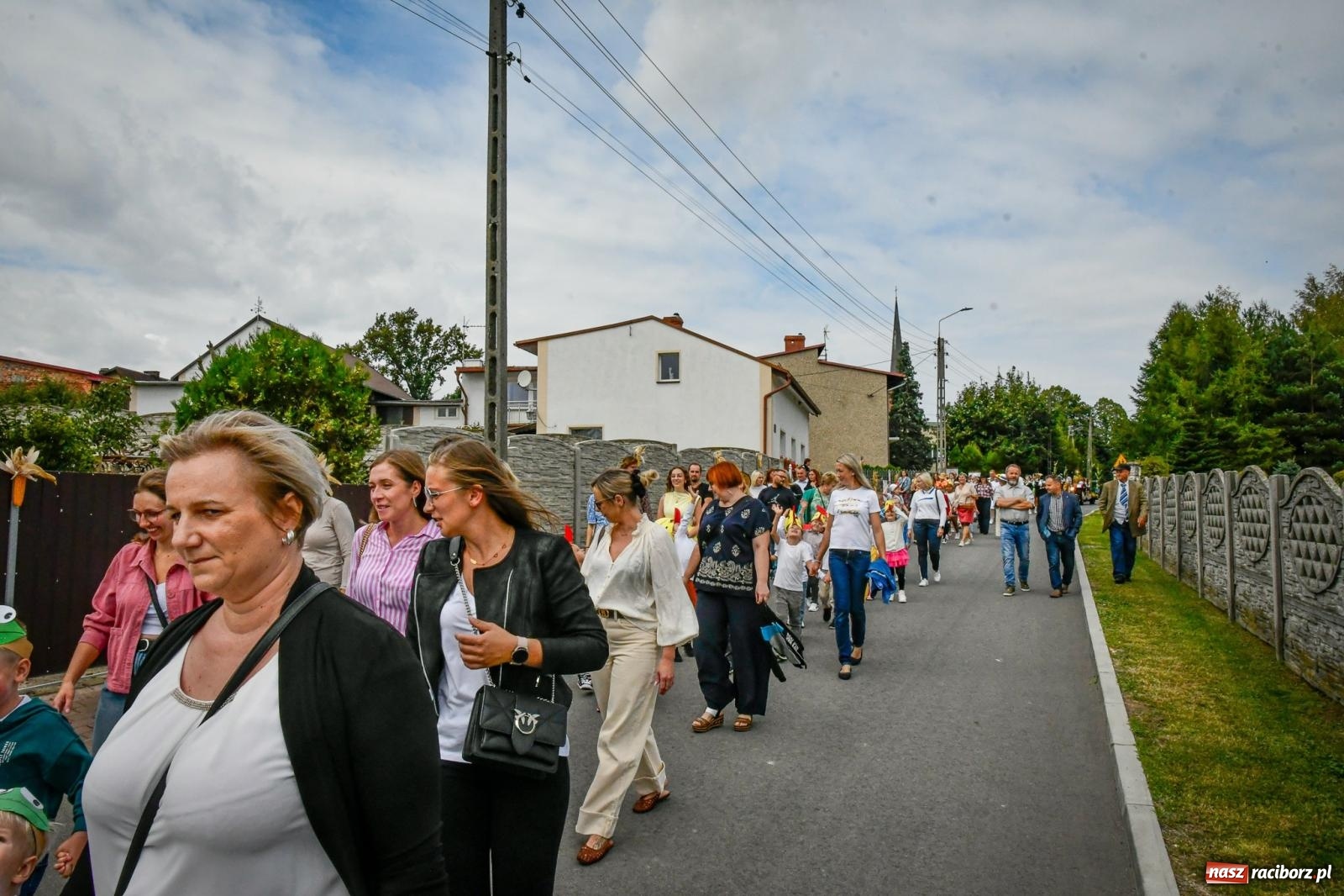 Zdjęcie w galerii na portalu naszraciborz.pl: Tradycyjne Święto Plonów w Borucinie: Barwny korowód i wspólne świętowanie mieszkańców wiadomości z regionu